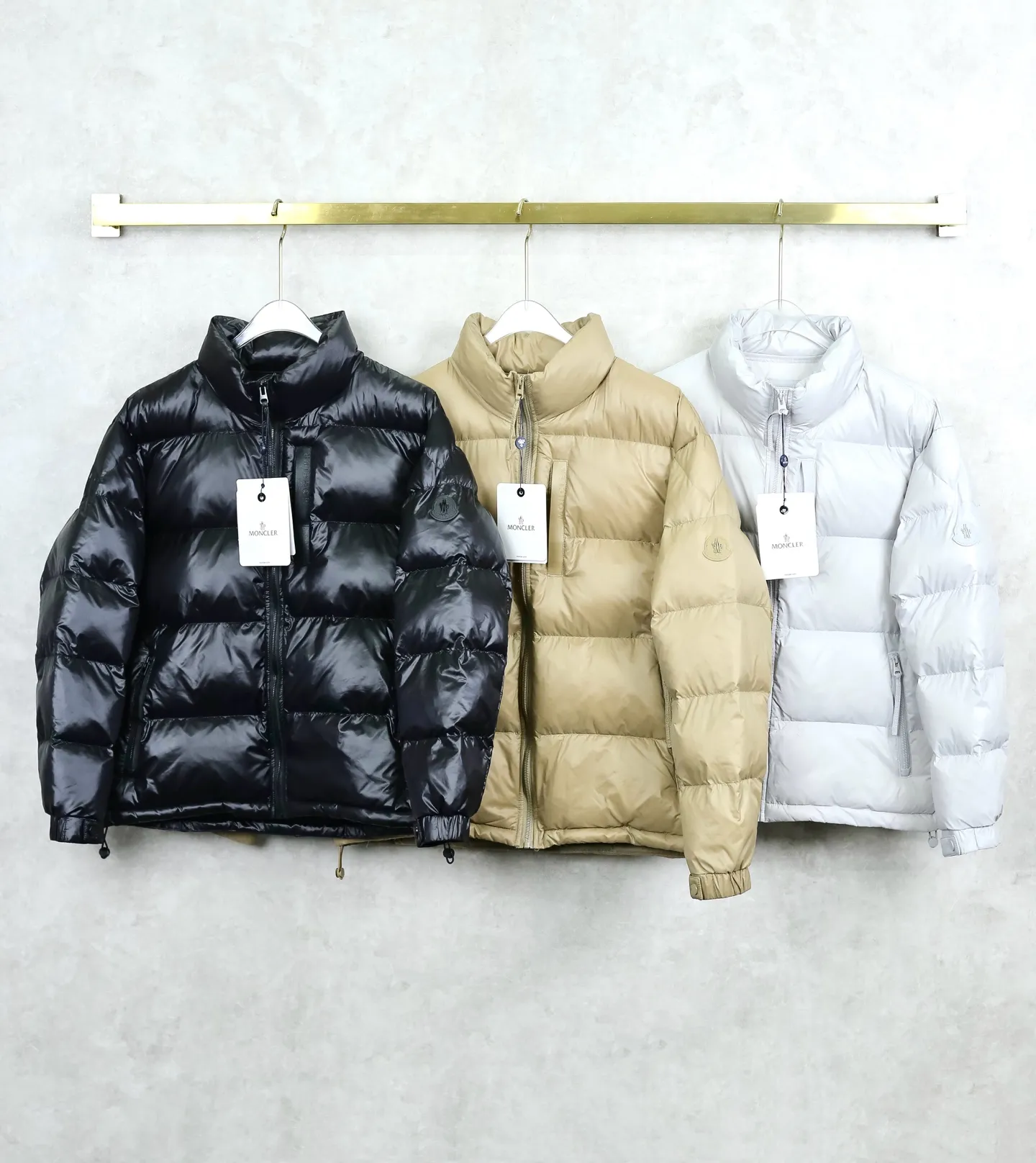 P480 MONCLER/Mongolian classic simple stand-up collar down jacket. High-density weaving, light and tough, warm and lightweight. Perfect for outdoor activities or daily wear. Side pockets and chest pockets are provided for easy access to belongings. The hidden pocket in the lower left corner is more convenient and practical when worn inside. The hem is equipped with a drawstring design, which can be easily adjusted and shaped as you like. A repair kit is included to effectively prevent tears and protect the filling from spilling. Classic stand-up collar design, 2WAY zipper design, free ventilation. Filled with 650FP high-quality duck down inside. Regular fit cut, comfortable and neat. Color: black, khaki, white