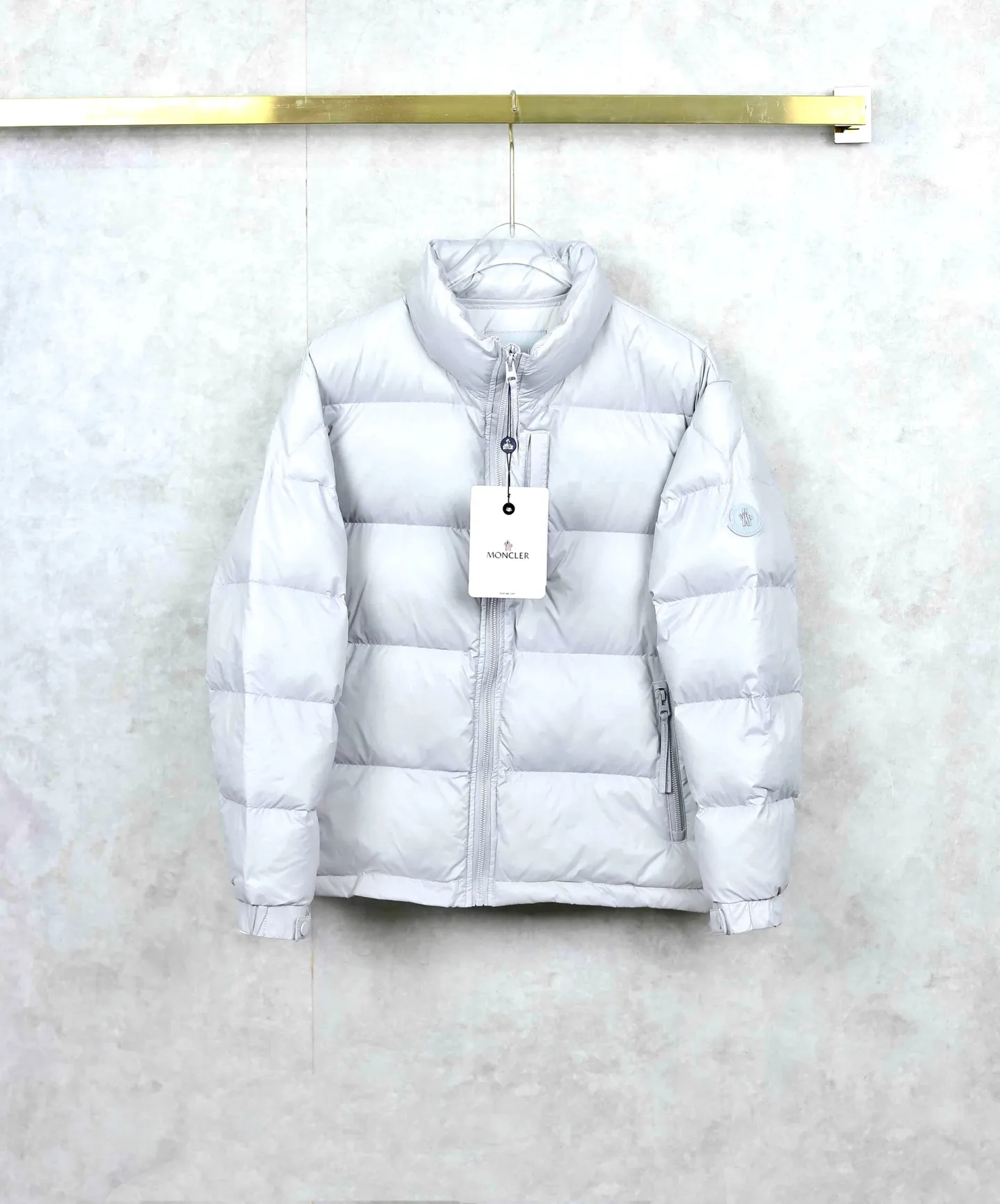 P480 MONCLER/Mongolian classic simple stand-up collar down jacket. High-density weaving, light and tough, warm and lightweight. Perfect for outdoor activities or daily wear. Side pockets and chest pockets are provided for easy access to belongings. The hidden pocket in the lower left corner is more convenient and practical when worn inside. The hem is equipped with a drawstring design, which can be easily adjusted and shaped as you like. A repair kit is included to effectively prevent tears and protect the filling from spilling. Classic stand-up collar design, 2WAY zipper design, free ventilation. Filled with 650FP high-quality duck down inside. Regular fit cut, comfortable and neat. Color: black, khaki, white