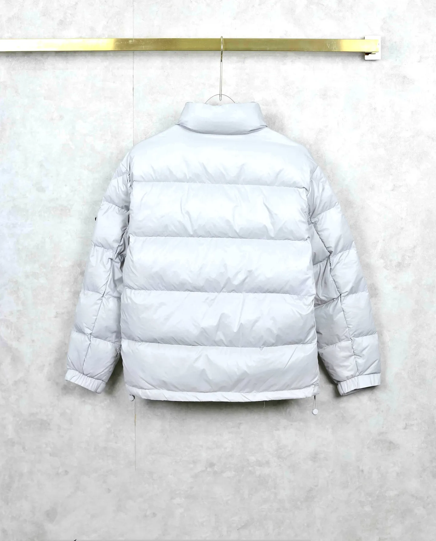 P480 MONCLER/Mongolian classic simple stand-up collar down jacket. High-density weaving, light and tough, warm and lightweight. Perfect for outdoor activities or daily wear. Side pockets and chest pockets are provided for easy access to belongings. The hidden pocket in the lower left corner is more convenient and practical when worn inside. The hem is equipped with a drawstring design, which can be easily adjusted and shaped as you like. A repair kit is included to effectively prevent tears and protect the filling from spilling. Classic stand-up collar design, 2WAY zipper design, free ventilation. Filled with 650FP high-quality duck down inside. Regular fit cut, comfortable and neat. Color: black, khaki, white
