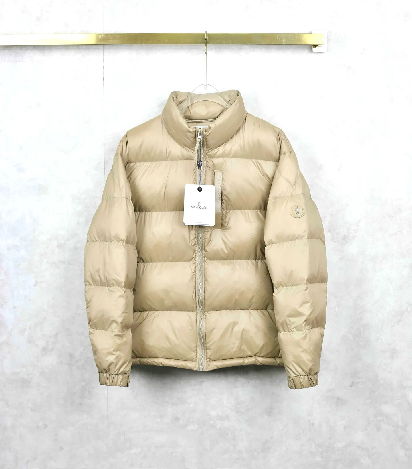 P480 MONCLER/Mongolian classic simple stand-up collar down jacket. High-density weaving, light and tough, warm and lightweight. Perfect for outdoor activities or daily wear. Side pockets and chest pockets are provided for easy access to belongings. The hidden pocket in the lower left corner is more convenient and practical when worn inside. The hem is equipped with a drawstring design, which can be easily adjusted and shaped as you like. A repair kit is included to effectively prevent tears and protect the filling from spilling. Classic stand-up collar design, 2WAY zipper design, free ventilation. Filled with 650FP high-quality duck down inside. Regular fit cut, comfortable and neat. Color: black, khaki, white