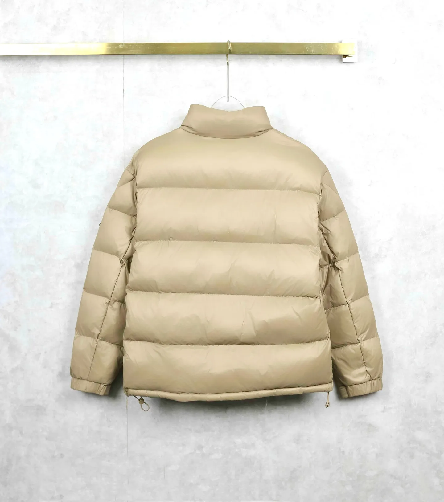P480 MONCLER/Mongolian classic simple stand-up collar down jacket. High-density weaving, light and tough, warm and lightweight. Perfect for outdoor activities or daily wear. Side pockets and chest pockets are provided for easy access to belongings. The hidden pocket in the lower left corner is more convenient and practical when worn inside. The hem is equipped with a drawstring design, which can be easily adjusted and shaped as you like. A repair kit is included to effectively prevent tears and protect the filling from spilling. Classic stand-up collar design, 2WAY zipper design, free ventilation. Filled with 650FP high-quality duck down inside. Regular fit cut, comfortable and neat. Color: black, khaki, white