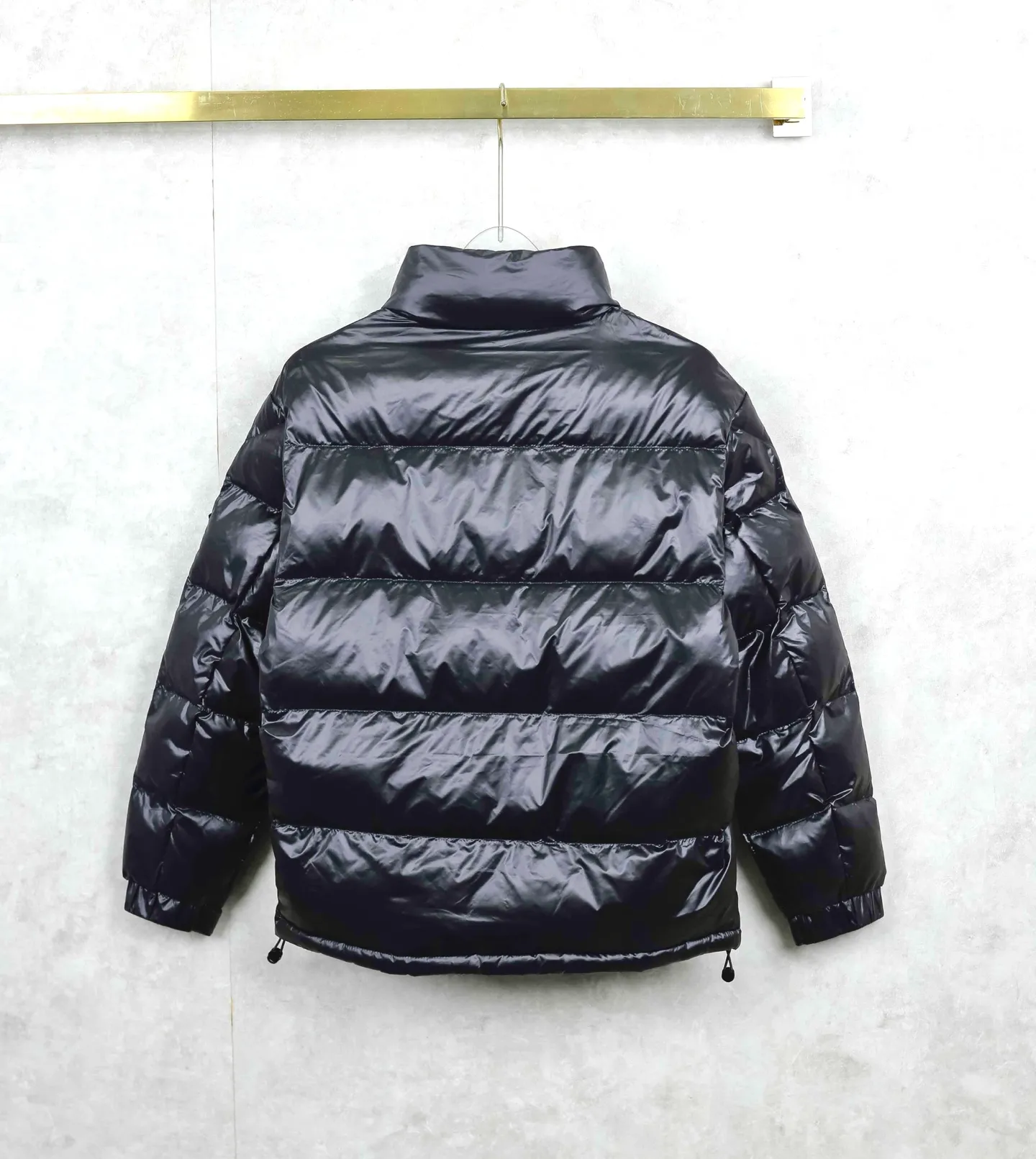 P480 MONCLER/Mongolian classic simple stand-up collar down jacket. High-density weaving, light and tough, warm and lightweight. Perfect for outdoor activities or daily wear. Side pockets and chest pockets are provided for easy access to belongings. The hidden pocket in the lower left corner is more convenient and practical when worn inside. The hem is equipped with a drawstring design, which can be easily adjusted and shaped as you like. A repair kit is included to effectively prevent tears and protect the filling from spilling. Classic stand-up collar design, 2WAY zipper design, free ventilation. Filled with 650FP high-quality duck down inside. Regular fit cut, comfortable and neat. Color: black, khaki, white