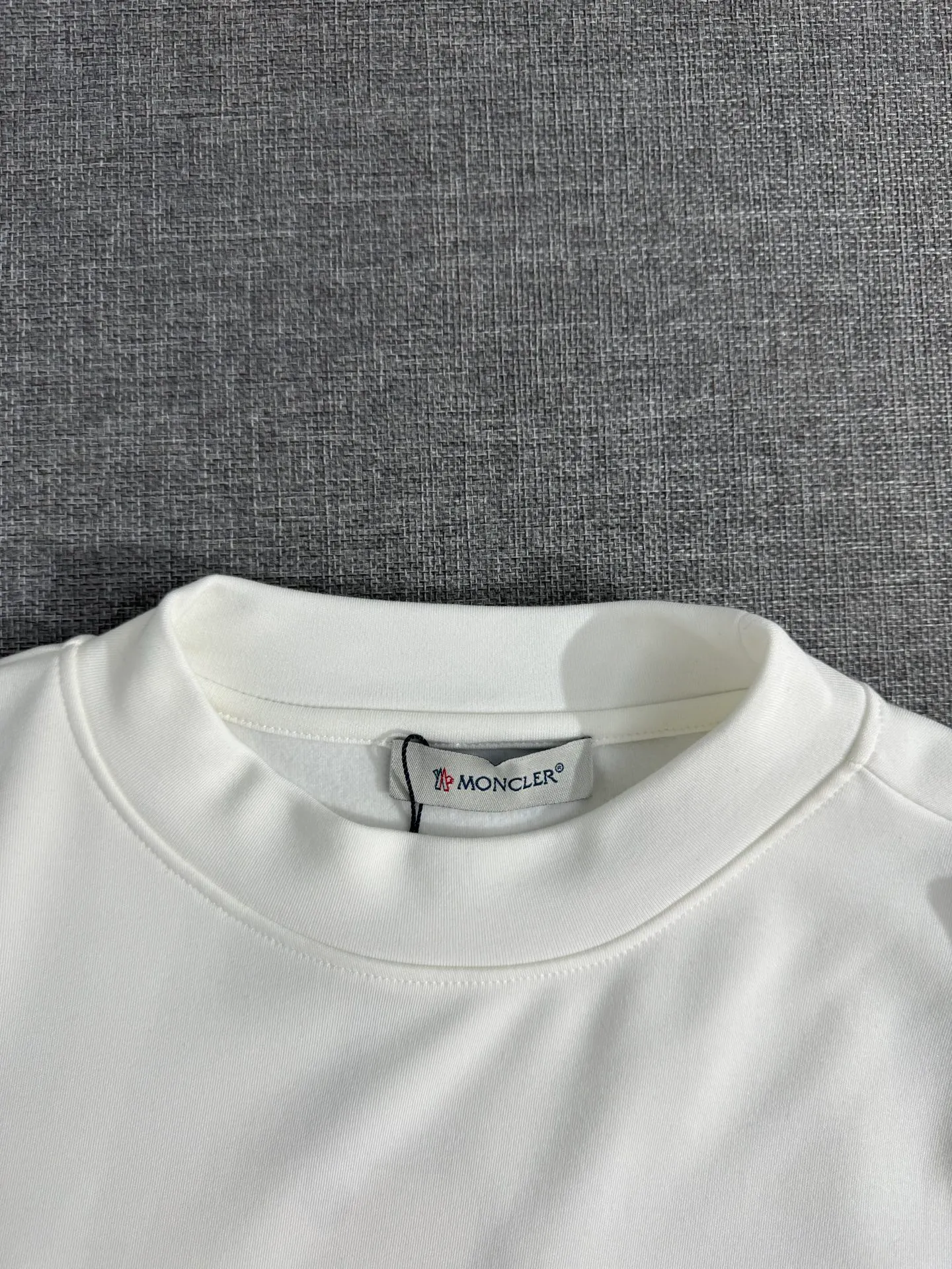P310 Moncler half-high collar letter embroidered plus velvet long-sleeved bottoming shirt. The fabric is soft. Made of imported high-density double-sided stretch cotton fabric. Same style for men and women. Full details. Original pattern. Size: S-2XL.
