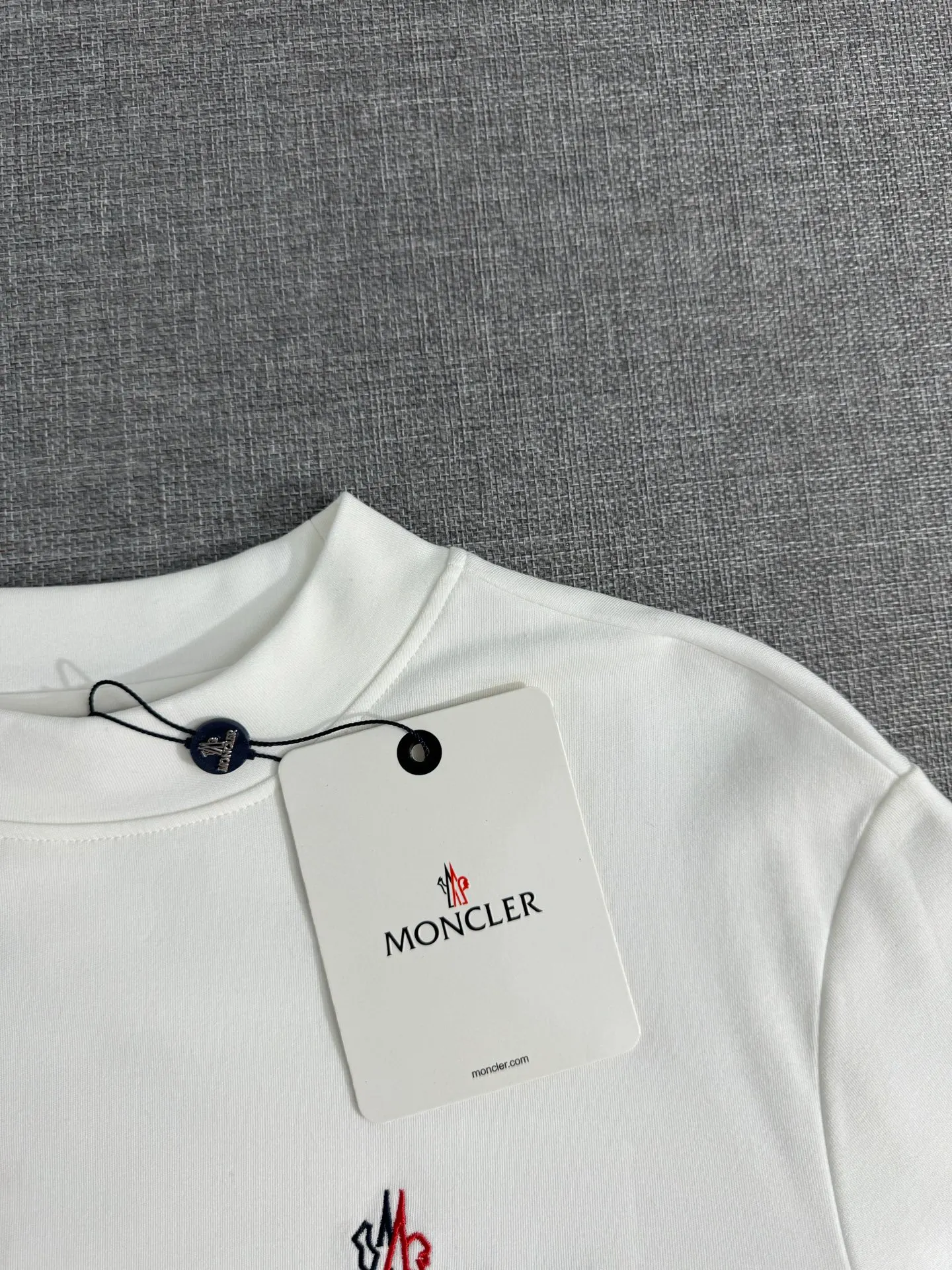 P310 Moncler half-high collar letter embroidered plus velvet long-sleeved bottoming shirt. The fabric is soft. Made of imported high-density double-sided stretch cotton fabric. Same style for men and women. Full details. Original pattern. Size: S-2XL.