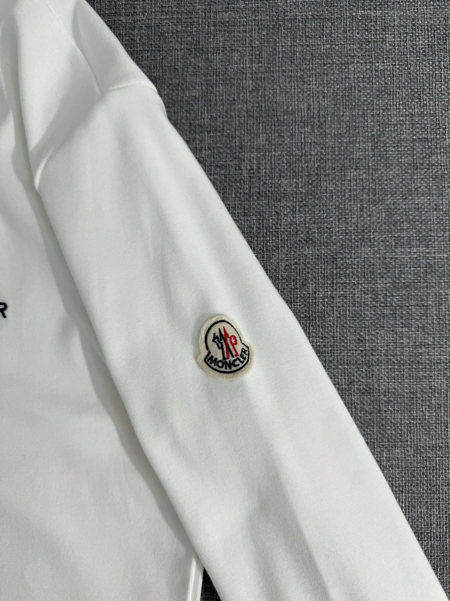 P310 Moncler half-high collar letter embroidered plus velvet long-sleeved bottoming shirt. The fabric is soft. Made of imported high-density double-sided stretch cotton fabric. Same style for men and women. Full details. Original pattern. Size: S-2XL.