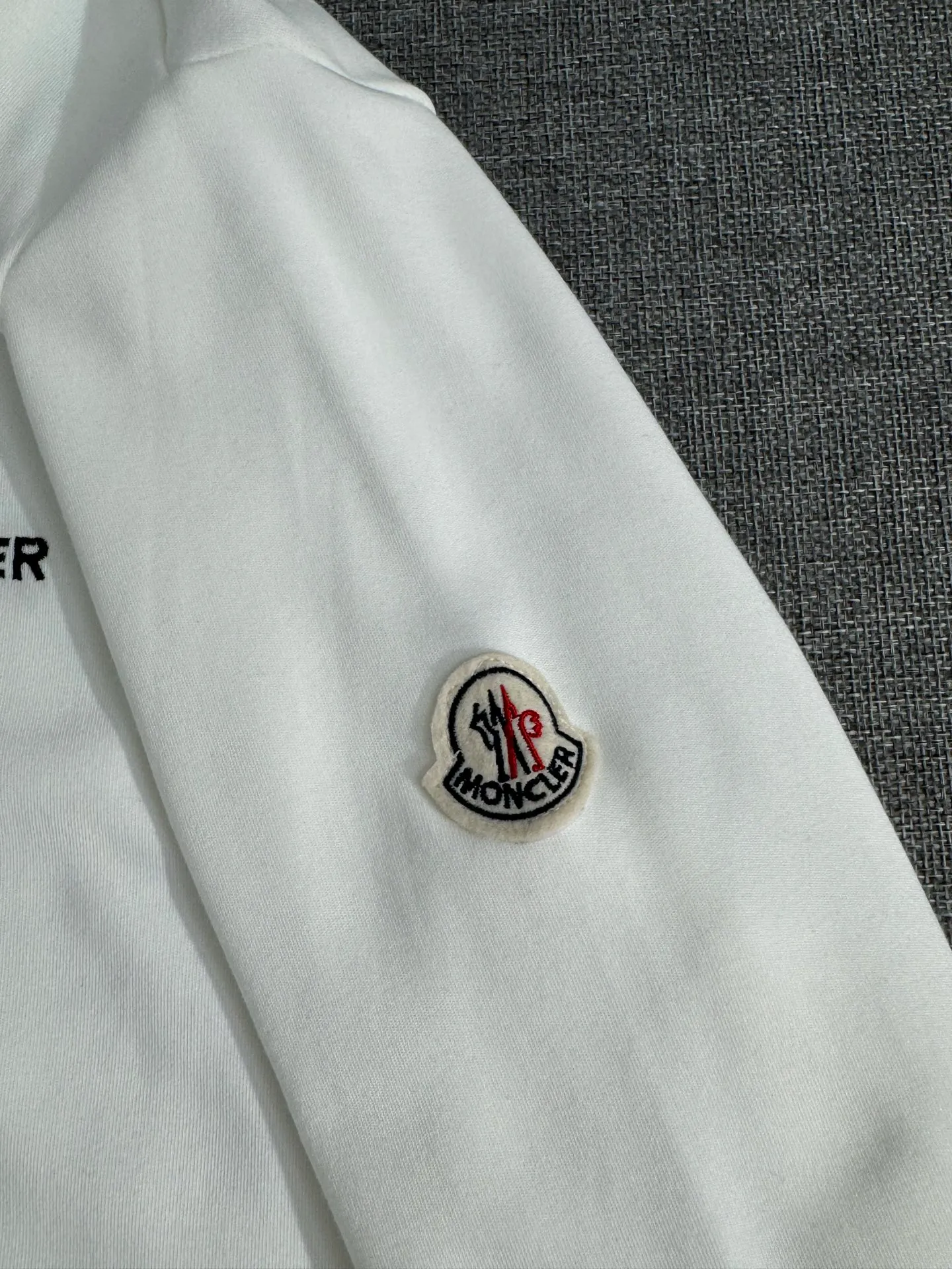 P310 Moncler half-high collar letter embroidered plus velvet long-sleeved bottoming shirt. The fabric is soft. Made of imported high-density double-sided stretch cotton fabric. Same style for men and women. Full details. Original pattern. Size: S-2XL.