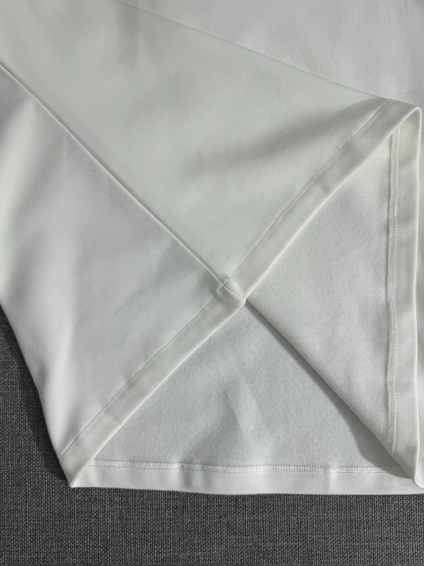 P310 Moncler half-high collar letter embroidered plus velvet long-sleeved bottoming shirt. The fabric is soft. Made of imported high-density double-sided stretch cotton fabric. Same style for men and women. Full details. Original pattern. Size: S-2XL.