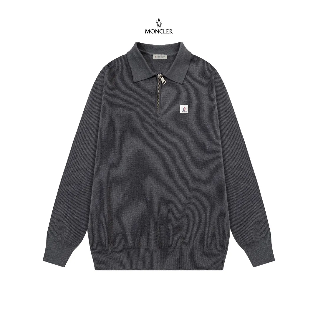 P250 Moncler masked zipper lapel sweater, the latest 2025 casual Polo wool sweater.  The texture is delicate, soft and comfortable, skin-friendly and warm, not easy to deform, simple and high-end style, and the logo on the chest is very exquisite and perfect! The upper body effect is very strong 👍 Color: black, gray Size: S-XL