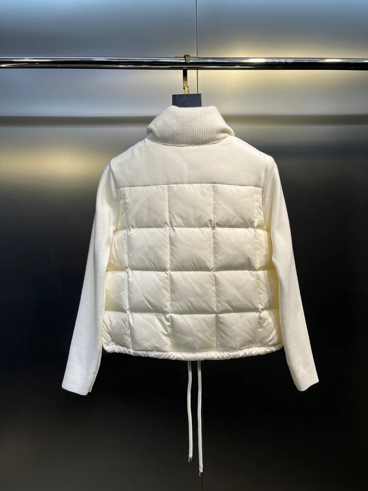 P580 Moncler 24 autumn and winter women's Cardigan stand-up collar spliced ​​knitted down doll style short down knitted material on the back sleeves makes the upper body slimmer Spliced ​​down jacket keeps warm and reduces age Bread square checkered downed upper body is simple and fashionable Hem drawstring design Adjustable version Can be worn alone or layered Color: black milk white Size: S-M-L-XL