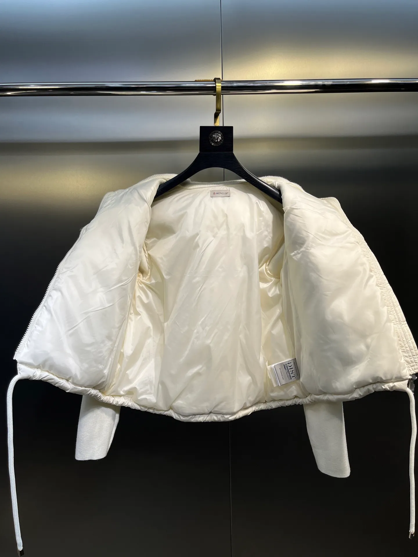 P580 Moncler 24 autumn and winter women's Cardigan stand-up collar spliced ​​knitted down doll style short down knitted material on the back sleeves makes the upper body slimmer Spliced ​​down jacket keeps warm and reduces age Bread square checkered downed upper body is simple and fashionable Hem drawstring design Adjustable version Can be worn alone or layered Color: black milk white Size: S-M-L-XL