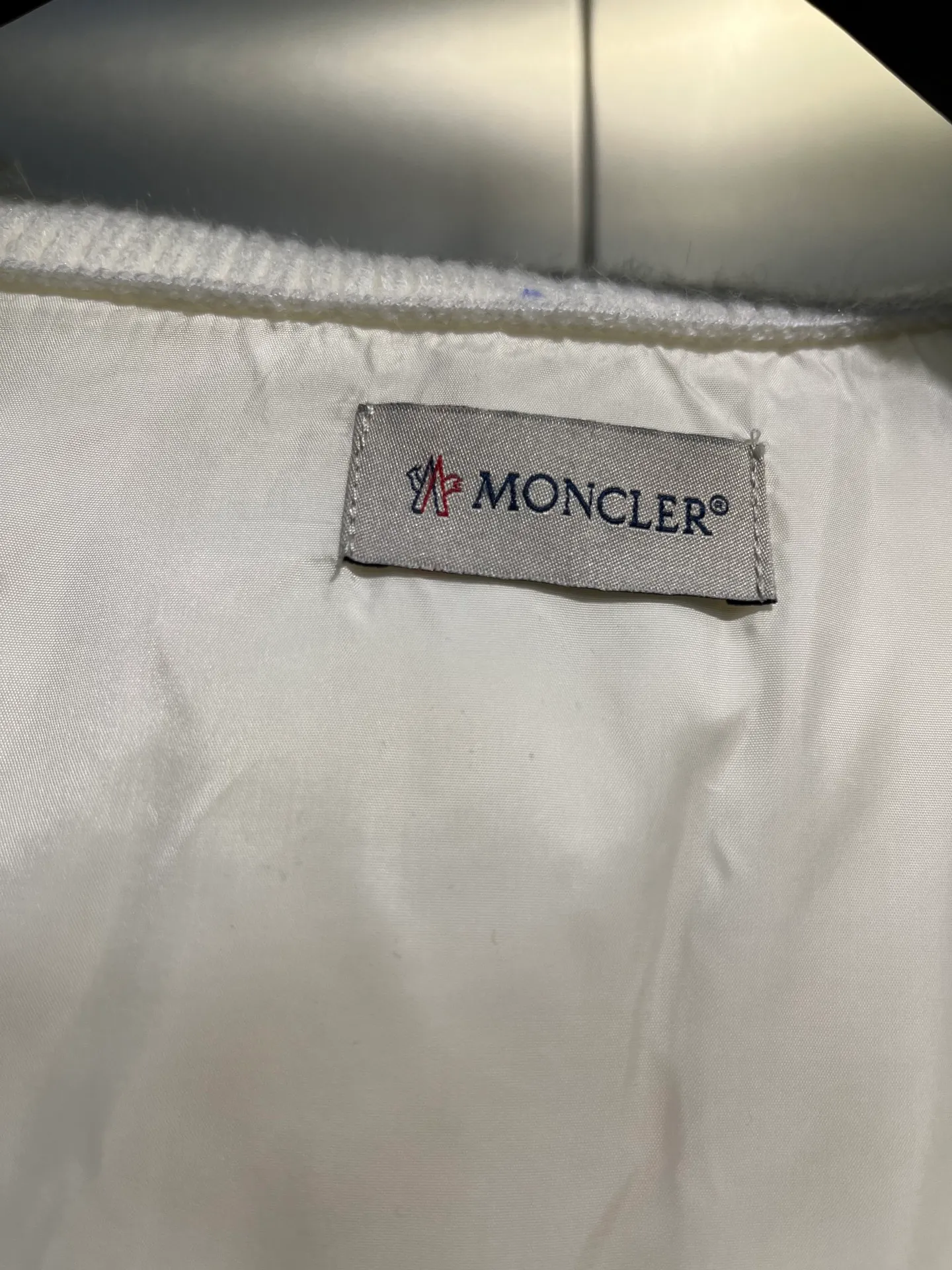 P580 Moncler 24 autumn and winter women's Cardigan stand-up collar spliced ​​knitted down doll style short down knitted material on the back sleeves makes the upper body slimmer Spliced ​​down jacket keeps warm and reduces age Bread square checkered downed upper body is simple and fashionable Hem drawstring design Adjustable version Can be worn alone or layered Color: black milk white Size: S-M-L-XL