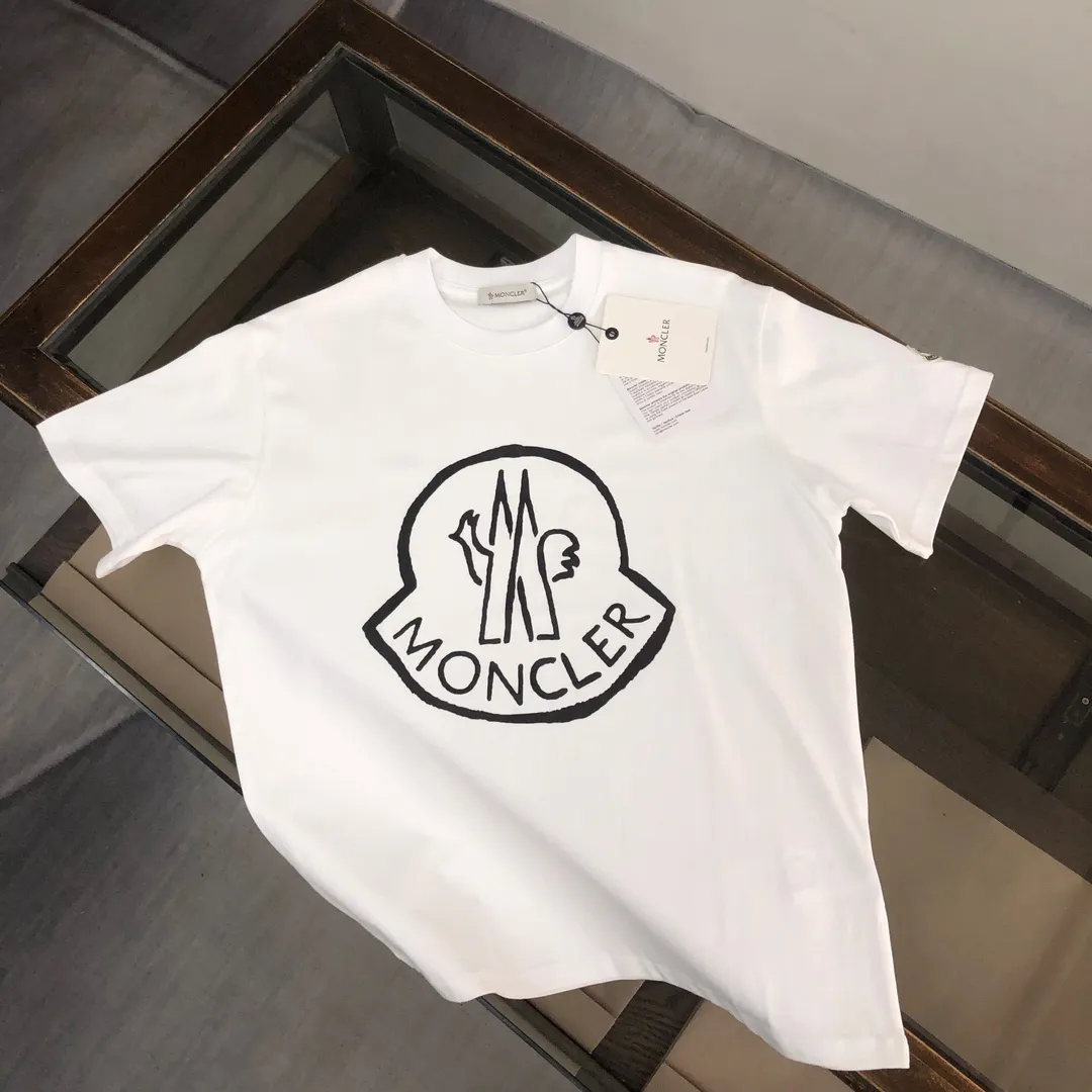 P150 MONCLER 25 The latest short-sleeved T-shirt for couples~Featured brand printing design~The upper body of the fabric is comfortable and breathable, not stiff, slim cut, and made of high-end custom-made pure cotton fabric! The upper body is comfortable and stylish, and it can be worn alone as an inner layer. It is a must-have for fashionistas! ! ! Color: Black White Size: S M L XL (Loose fit! Please state your height and weight when placing an order)