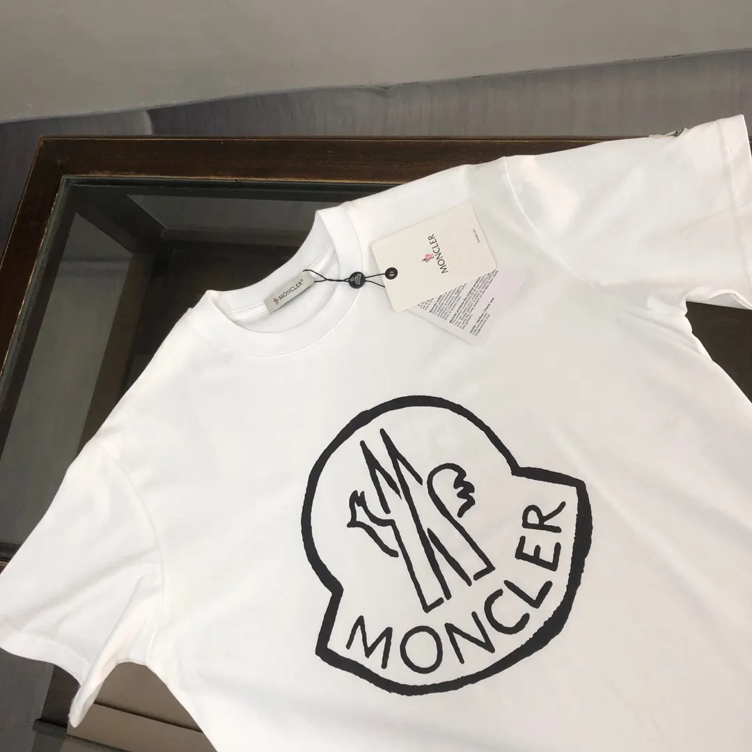 P150 MONCLER 25 The latest short-sleeved T-shirt for couples~Featured brand printing design~The upper body of the fabric is comfortable and breathable, not stiff, slim cut, and made of high-end custom-made pure cotton fabric! The upper body is comfortable and stylish, and it can be worn alone as an inner layer. It is a must-have for fashionistas! ! ! Color: Black White Size: S M L XL (Loose fit! Please state your height and weight when placing an order)