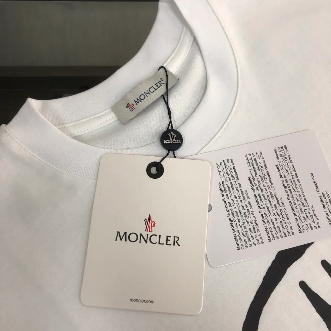 P150 MONCLER 25 The latest short-sleeved T-shirt for couples~Featured brand printing design~The upper body of the fabric is comfortable and breathable, not stiff, slim cut, and made of high-end custom-made pure cotton fabric! The upper body is comfortable and stylish, and it can be worn alone as an inner layer. It is a must-have for fashionistas! ! ! Color: Black White Size: S M L XL (Loose fit! Please state your height and weight when placing an order)