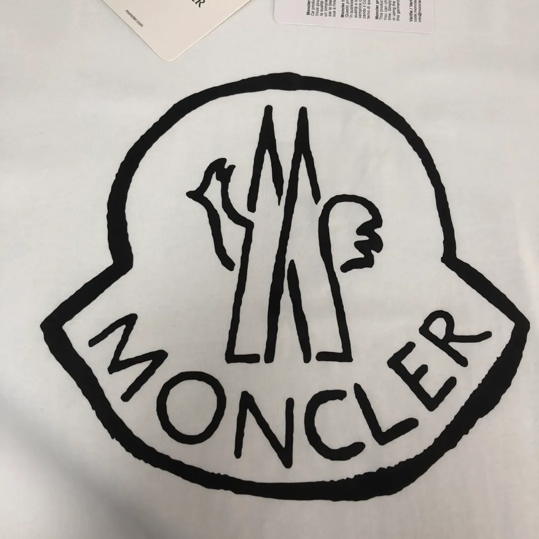 P150 MONCLER 25 The latest short-sleeved T-shirt for couples~Featured brand printing design~The upper body of the fabric is comfortable and breathable, not stiff, slim cut, and made of high-end custom-made pure cotton fabric! The upper body is comfortable and stylish, and it can be worn alone as an inner layer. It is a must-have for fashionistas! ! ! Color: Black White Size: S M L XL (Loose fit! Please state your height and weight when placing an order)