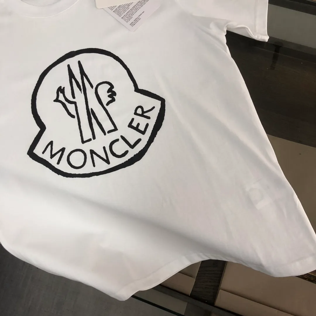 P150 MONCLER 25 The latest short-sleeved T-shirt for couples~Featured brand printing design~The upper body of the fabric is comfortable and breathable, not stiff, slim cut, and made of high-end custom-made pure cotton fabric! The upper body is comfortable and stylish, and it can be worn alone as an inner layer. It is a must-have for fashionistas! ! ! Color: Black White Size: S M L XL (Loose fit! Please state your height and weight when placing an order)
