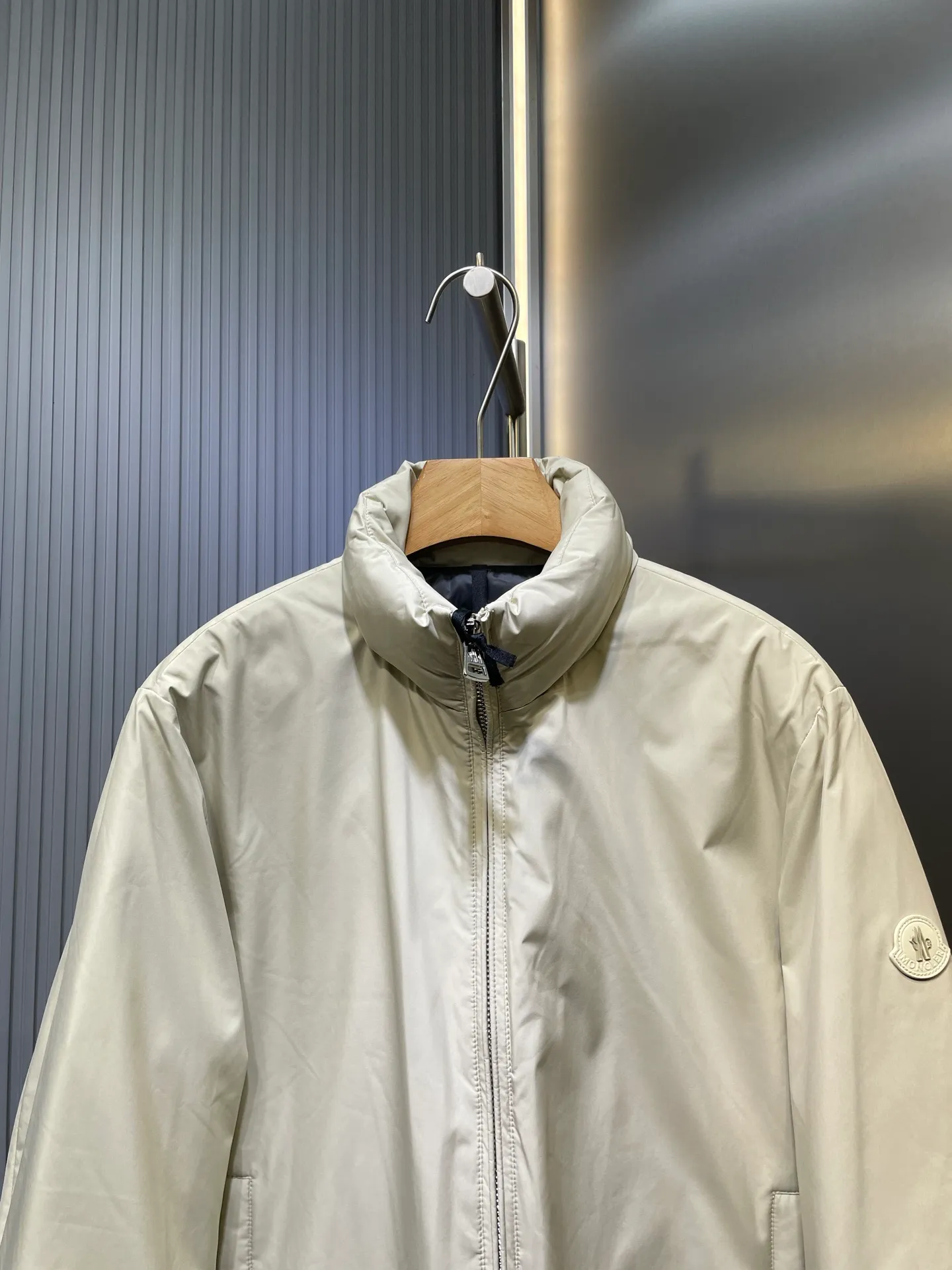 P960 Moncler 🌟Down Jacket 2025 latest fashion designer down jacket. Every detail shows high-end craftsmanship. The design changes of structural tailoring show the diverse image changes of men. It is slim and neat, and tailored to meet the current popular multi-layered wear. Versatile style for life. G8646 Code number: 12345
