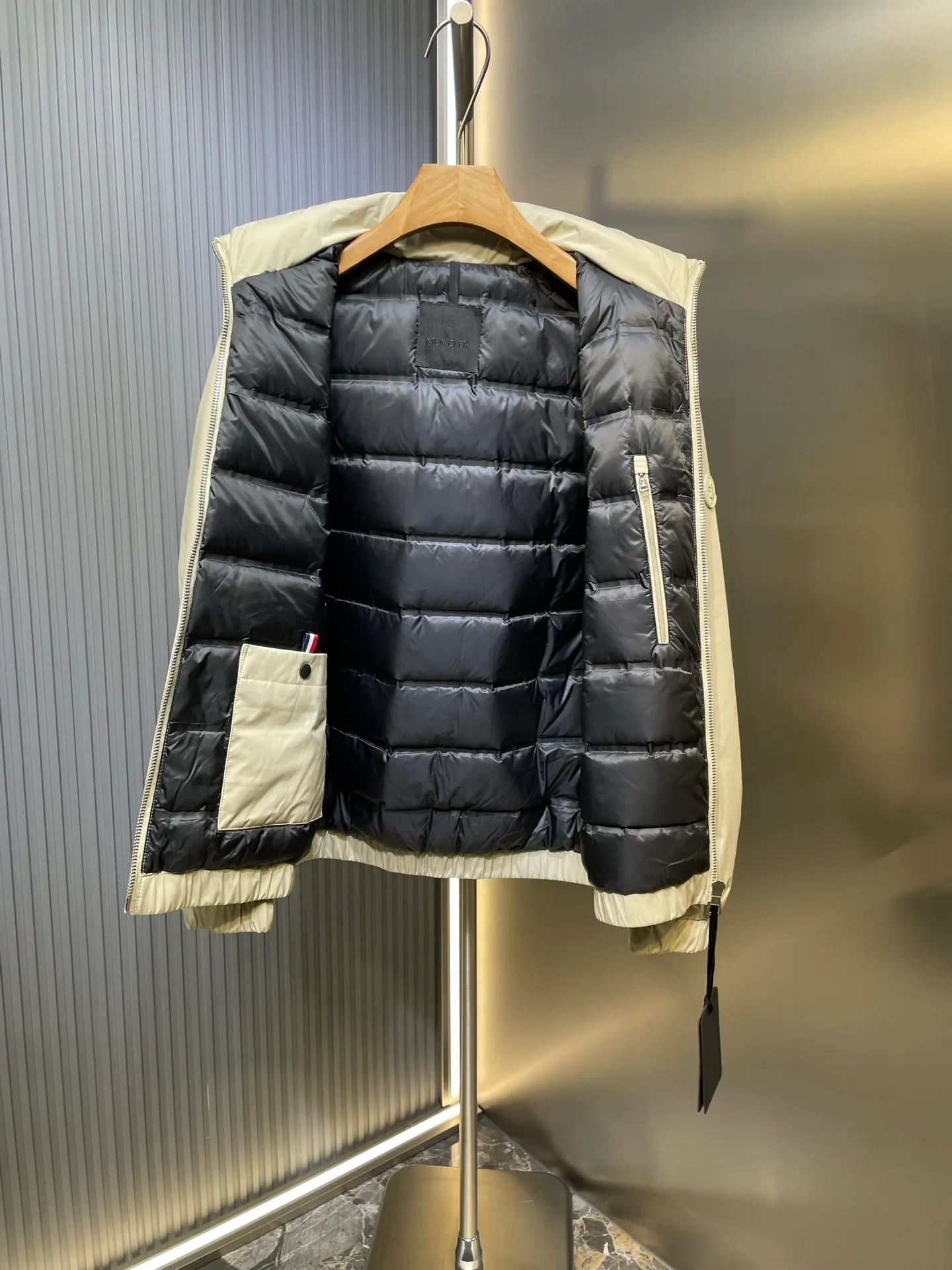P960 Moncler 🌟Down Jacket 2025 latest fashion designer down jacket. Every detail shows high-end craftsmanship. The design changes of structural tailoring show the diverse image changes of men. It is slim and neat, and tailored to meet the current popular multi-layered wear. Versatile style for life. G8646 Code number: 12345