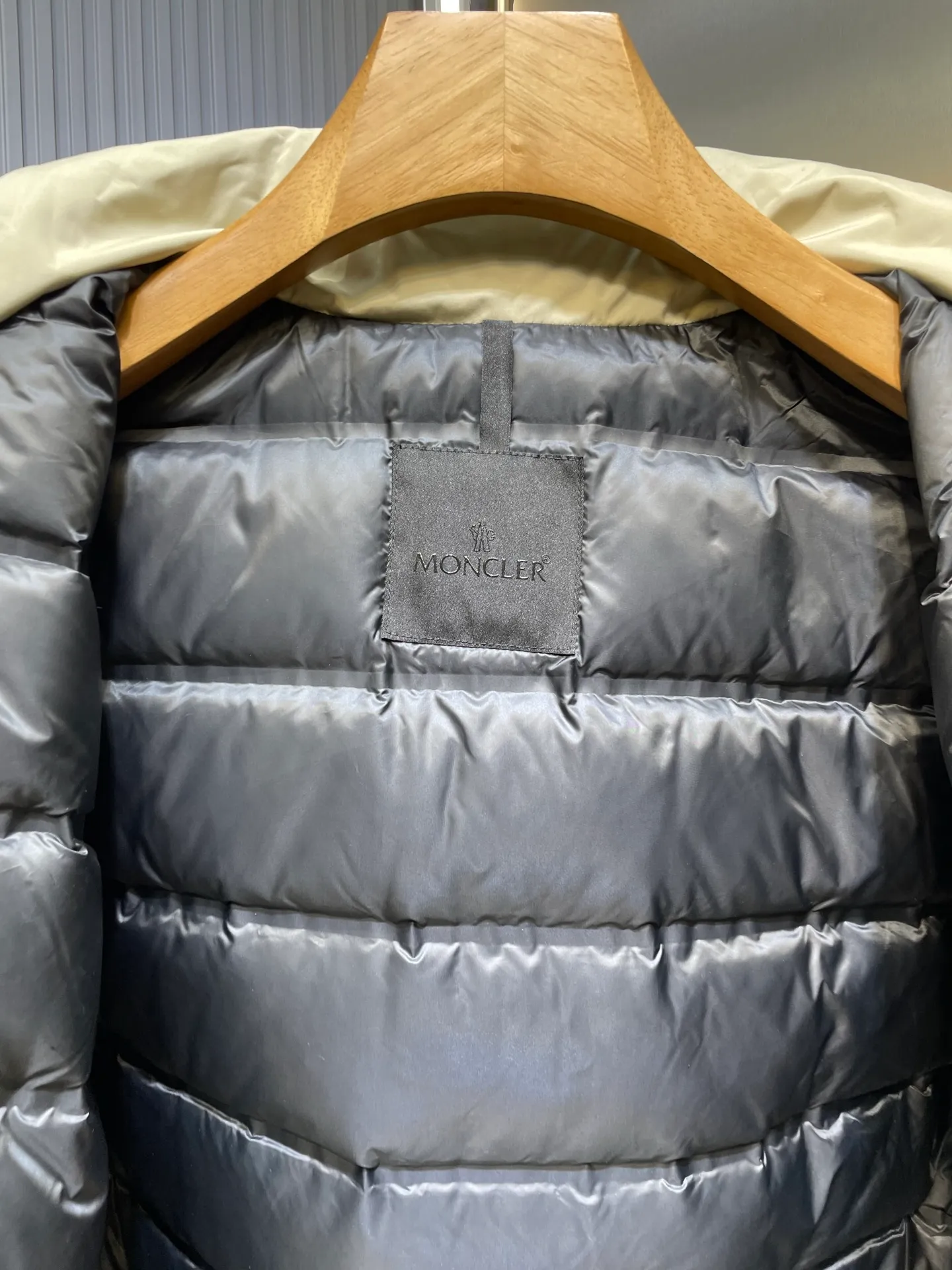 P960 Moncler 🌟Down Jacket 2025 latest fashion designer down jacket. Every detail shows high-end craftsmanship. The design changes of structural tailoring show the diverse image changes of men. It is slim and neat, and tailored to meet the current popular multi-layered wear. Versatile style for life. G8646 Code number: 12345