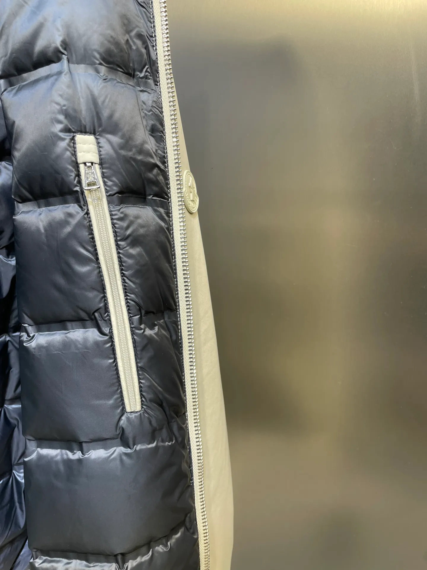 P960 Moncler 🌟Down Jacket 2025 latest fashion designer down jacket. Every detail shows high-end craftsmanship. The design changes of structural tailoring show the diverse image changes of men. It is slim and neat, and tailored to meet the current popular multi-layered wear. Versatile style for life. G8646 Code number: 12345