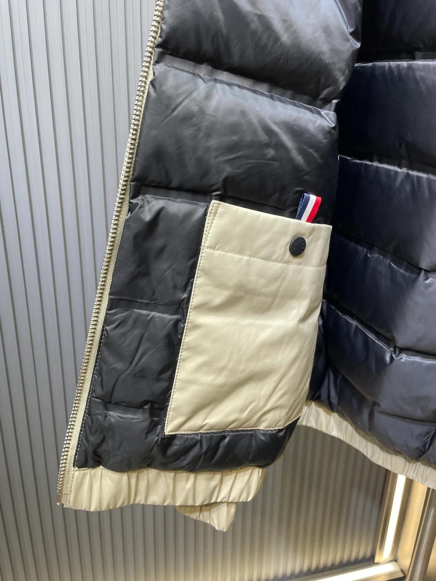 P960 Moncler 🌟Down Jacket 2025 latest fashion designer down jacket. Every detail shows high-end craftsmanship. The design changes of structural tailoring show the diverse image changes of men. It is slim and neat, and tailored to meet the current popular multi-layered wear. Versatile style for life. G8646 Code number: 12345