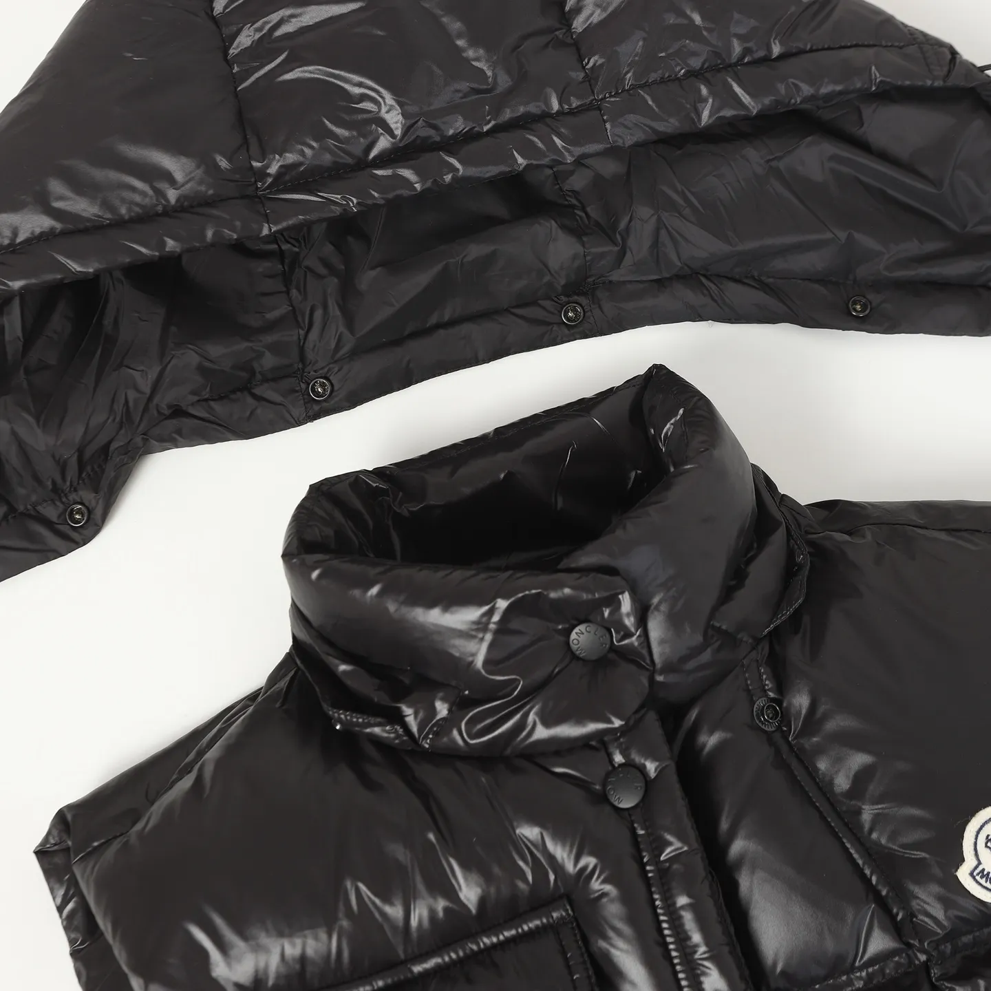 P740 Women's Style] Moncler/Mask Women's Hooded Down Vest Fabric selection: Made of super laque (super lacquered fabric), a material that achieves a high-gloss effect through a special process. Its core lies in surface coating technology rather than nylon made of natural fiber itself. It has a certain hardness, high gloss, and waterproof properties.  Lining fabric selection: Nylon lining has smooth surface, good softness, lighter weight, and has certain strength and wear resistance.  High-quality filling: Made of national standard 90 white duck down, with a filling capacity of 190 grams to ensure excellent warmth retention. The down has been strictly screened and processed and is not easy to drill, ensuring durability.  Accessories: One-to-one customized three-label, One-to-one customized badges, One-to-one customized buttons, SIZE: S/M/L