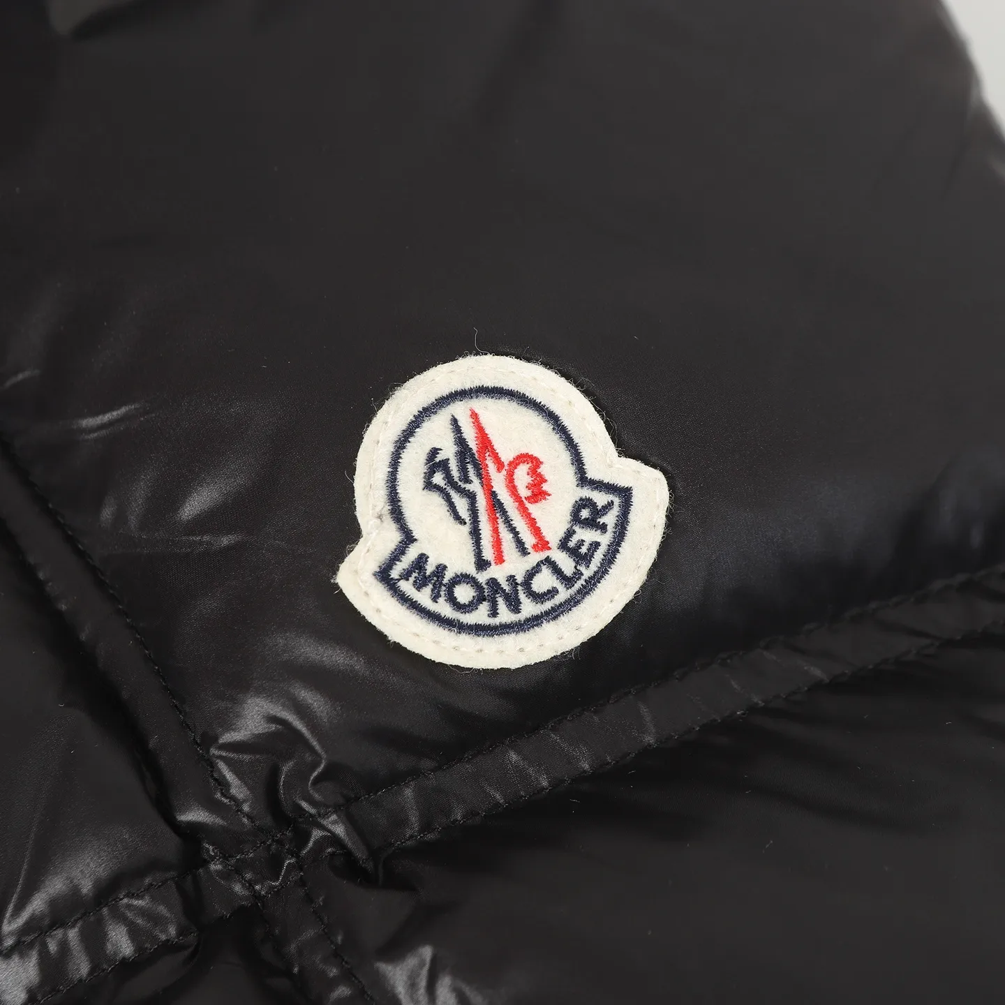 P740 Women's Style] Moncler/Mask Women's Hooded Down Vest Fabric selection: Made of super laque (super lacquered fabric), a material that achieves a high-gloss effect through a special process. Its core lies in surface coating technology rather than nylon made of natural fiber itself. It has a certain hardness, high gloss, and waterproof properties.  Lining fabric selection: Nylon lining has smooth surface, good softness, lighter weight, and has certain strength and wear resistance.  High-quality filling: Made of national standard 90 white duck down, with a filling capacity of 190 grams to ensure excellent warmth retention. The down has been strictly screened and processed and is not easy to drill, ensuring durability.  Accessories: One-to-one customized three-label, One-to-one customized badges, One-to-one customized buttons, SIZE: S/M/L