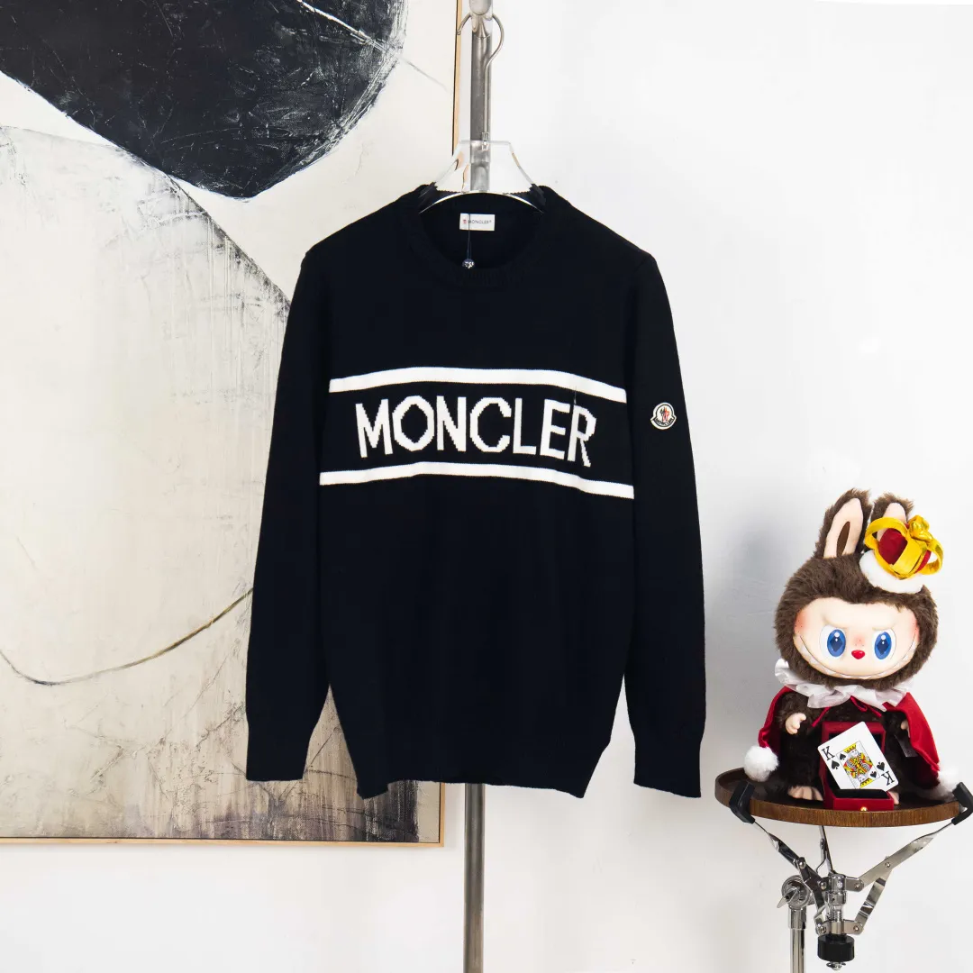 P270 zp version [Exclusive supply] Moncler Moncler couple's spring, autumn and winter two-color small label knitted round neck sweater. The classic Moncler letter logo is spliced with sand knitting. 7-needle jacquard machine operation. The yarn selection is soft and comfortable, not prickly. The classic small label is simple and elegant. The weight of a piece of clothing is more than one kilogram. Proper high quality. 1:1 customization. The true restoration of ZP. How can you not have a masked sweater this autumn? Both men and women can wear it. Color: black, navy blue Size: S M L XL Number: MY10513