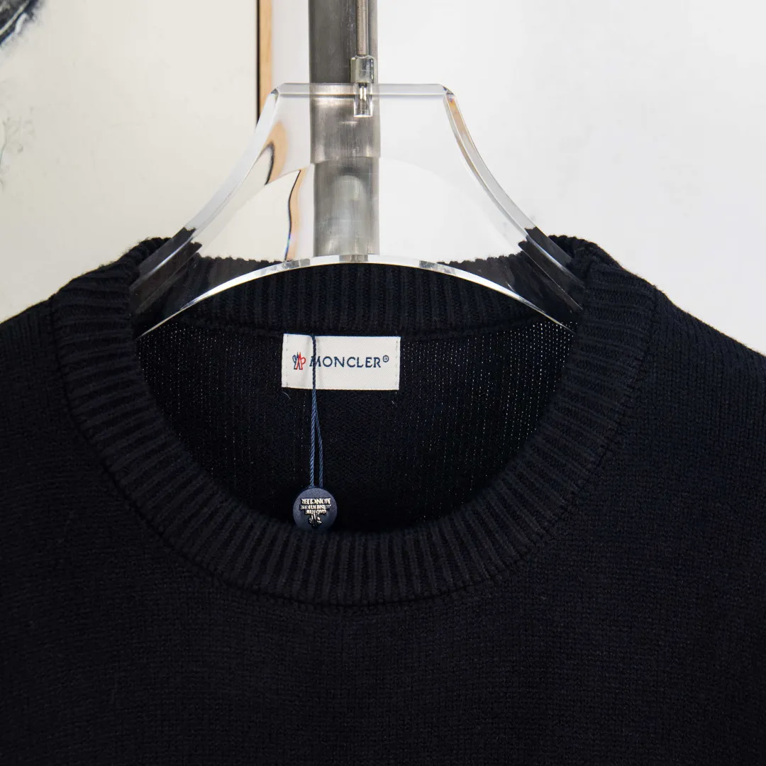 P270 zp version [Exclusive supply] Moncler Moncler couple's spring, autumn and winter two-color small label knitted round neck sweater. The classic Moncler letter logo is spliced with sand knitting. 7-needle jacquard machine operation. The yarn selection is soft and comfortable, not prickly. The classic small label is simple and elegant. The weight of a piece of clothing is more than one kilogram. Proper high quality. 1:1 customization. The true restoration of ZP. How can you not have a masked sweater this autumn? Both men and women can wear it. Color: black, navy blue Size: S M L XL Number: MY10513