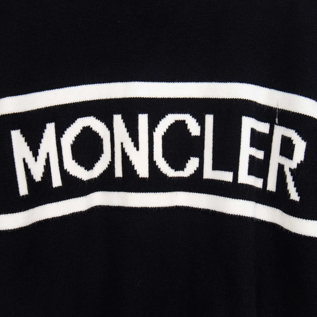 P270 zp version [Exclusive supply] Moncler Moncler couple's spring, autumn and winter two-color small label knitted round neck sweater. The classic Moncler letter logo is spliced with sand knitting. 7-needle jacquard machine operation. The yarn selection is soft and comfortable, not prickly. The classic small label is simple and elegant. The weight of a piece of clothing is more than one kilogram. Proper high quality. 1:1 customization. The true restoration of ZP. How can you not have a masked sweater this autumn? Both men and women can wear it. Color: black, navy blue Size: S M L XL Number: MY10513