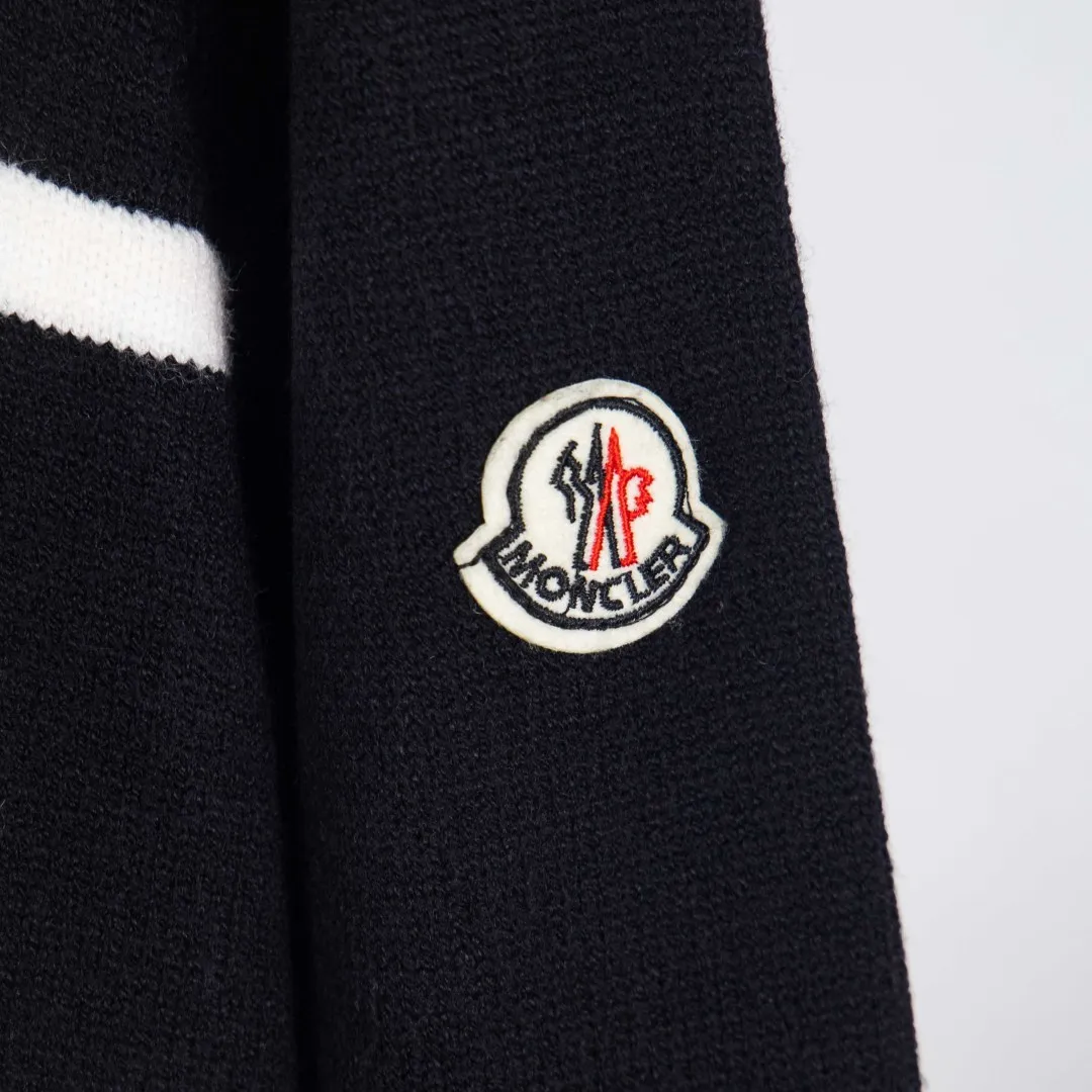 P270 zp version [Exclusive supply] Moncler Moncler couple's spring, autumn and winter two-color small label knitted round neck sweater. The classic Moncler letter logo is spliced with sand knitting. 7-needle jacquard machine operation. The yarn selection is soft and comfortable, not prickly. The classic small label is simple and elegant. The weight of a piece of clothing is more than one kilogram. Proper high quality. 1:1 customization. The true restoration of ZP. How can you not have a masked sweater this autumn? Both men and women can wear it. Color: black, navy blue Size: S M L XL Number: MY10513