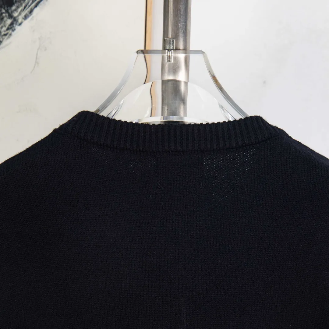 P270 zp version [Exclusive supply] Moncler Moncler couple's spring, autumn and winter two-color small label knitted round neck sweater. The classic Moncler letter logo is spliced with sand knitting. 7-needle jacquard machine operation. The yarn selection is soft and comfortable, not prickly. The classic small label is simple and elegant. The weight of a piece of clothing is more than one kilogram. Proper high quality. 1:1 customization. The true restoration of ZP. How can you not have a masked sweater this autumn? Both men and women can wear it. Color: black, navy blue Size: S M L XL Number: MY10513
