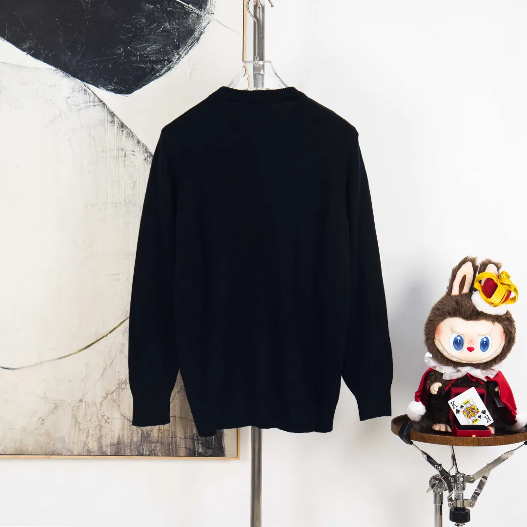 P270 zp version [Exclusive supply] Moncler Moncler couple's spring, autumn and winter two-color small label knitted round neck sweater. The classic Moncler letter logo is spliced with sand knitting. 7-needle jacquard machine operation. The yarn selection is soft and comfortable, not prickly. The classic small label is simple and elegant. The weight of a piece of clothing is more than one kilogram. Proper high quality. 1:1 customization. The true restoration of ZP. How can you not have a masked sweater this autumn? Both men and women can wear it. Color: black, navy blue Size: S M L XL Number: MY10513