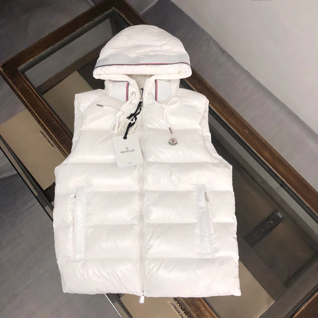 P720 Moncler 25 autumn and winter new style! Fashionable down vest! Down vest! New products are available at the counter at the same time ✨The 100% cotton fabric selected from customers has extremely superior waterproof and breathable properties, and the fabric feels very soft, smooth and shiny! The inner filling is 90% white duck down, which has excellent fluffiness and resilience, and its cold-proof performance is unquestionable! Zipper pulls with customer-supplied brand letters engraved on them show off the aura of big brands everywhere, and they look good no matter how simple and elegant you wear them! Lightweight, convenient and warm, it can be paired with sweaters or sweatshirts! Fashionable and versatile 💫 Color: black white Size: 12345