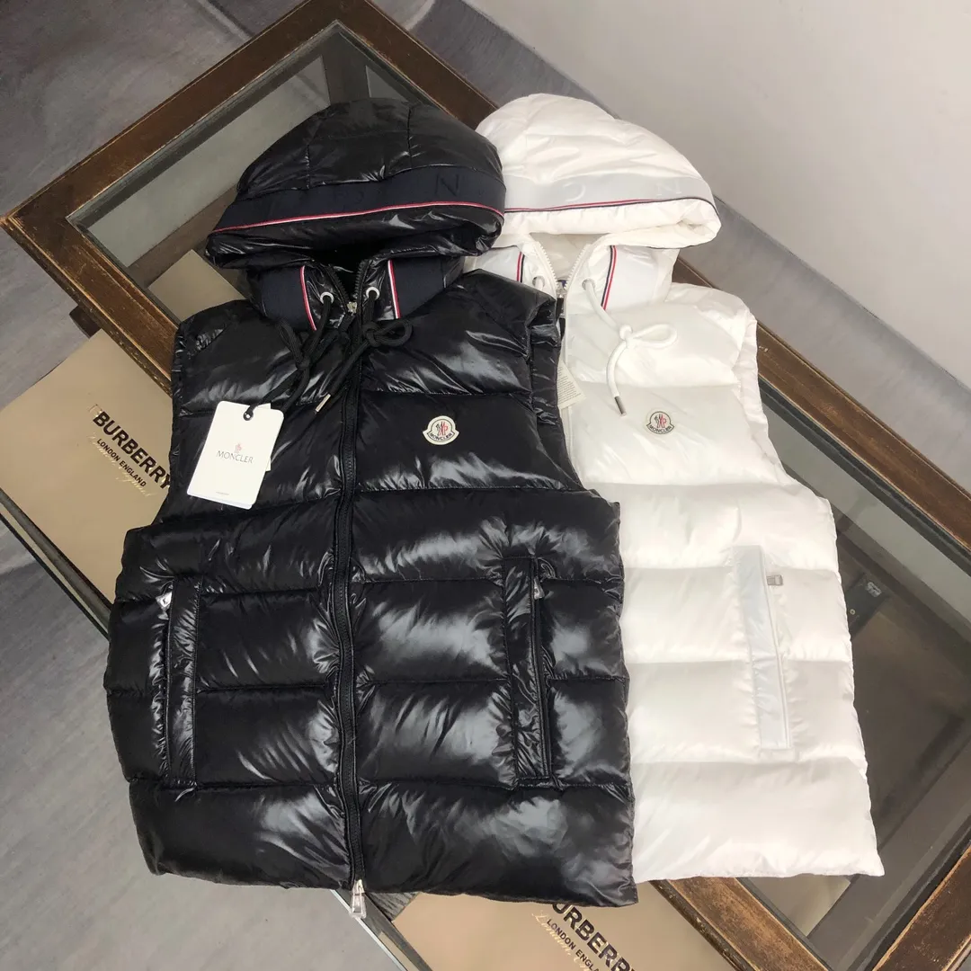 P720 Moncler 25 autumn and winter new style! Fashionable down vest! Down vest! New products are available at the counter at the same time ✨The 100% cotton fabric selected from customers has extremely superior waterproof and breathable properties, and the fabric feels very soft, smooth and shiny! The inner filling is 90% white duck down, which has excellent fluffiness and resilience, and its cold-proof performance is unquestionable! Zipper pulls with customer-supplied brand letters engraved on them show off the aura of big brands everywhere, and they look good no matter how simple and elegant you wear them! Lightweight, convenient and warm, it can be paired with sweaters or sweatshirts! Fashionable and versatile 💫 Color: black white Size: 12345