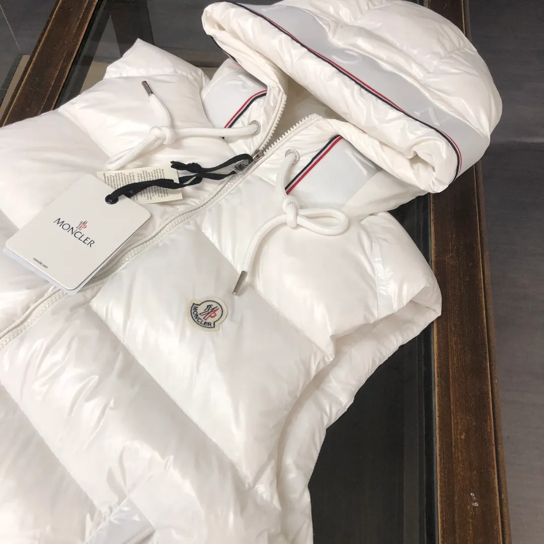 P720 Moncler 25 autumn and winter new style! Fashionable down vest! Down vest! New products are available at the counter at the same time ✨The 100% cotton fabric selected from customers has extremely superior waterproof and breathable properties, and the fabric feels very soft, smooth and shiny! The inner filling is 90% white duck down, which has excellent fluffiness and resilience, and its cold-proof performance is unquestionable! Zipper pulls with customer-supplied brand letters engraved on them show off the aura of big brands everywhere, and they look good no matter how simple and elegant you wear them! Lightweight, convenient and warm, it can be paired with sweaters or sweatshirts! Fashionable and versatile 💫 Color: black white Size: 12345