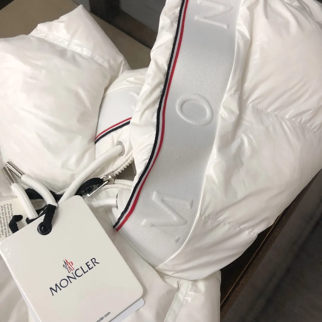P720 Moncler 25 autumn and winter new style! Fashionable down vest! Down vest! New products are available at the counter at the same time ✨The 100% cotton fabric selected from customers has extremely superior waterproof and breathable properties, and the fabric feels very soft, smooth and shiny! The inner filling is 90% white duck down, which has excellent fluffiness and resilience, and its cold-proof performance is unquestionable! Zipper pulls with customer-supplied brand letters engraved on them show off the aura of big brands everywhere, and they look good no matter how simple and elegant you wear them! Lightweight, convenient and warm, it can be paired with sweaters or sweatshirts! Fashionable and versatile 💫 Color: black white Size: 12345