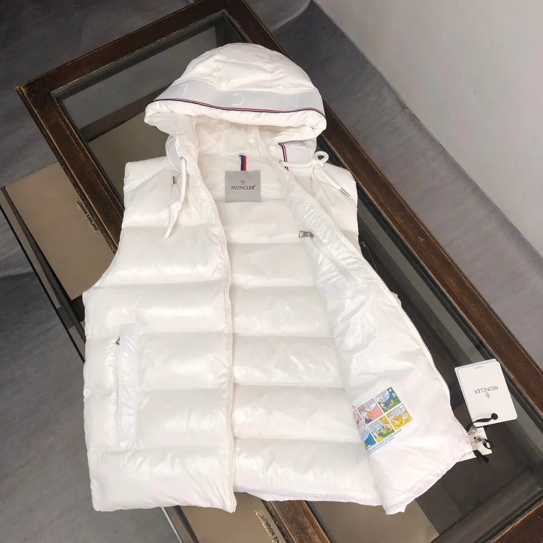 P720 Moncler 25 autumn and winter new style! Fashionable down vest! Down vest! New products are available at the counter at the same time ✨The 100% cotton fabric selected from customers has extremely superior waterproof and breathable properties, and the fabric feels very soft, smooth and shiny! The inner filling is 90% white duck down, which has excellent fluffiness and resilience, and its cold-proof performance is unquestionable! Zipper pulls with customer-supplied brand letters engraved on them show off the aura of big brands everywhere, and they look good no matter how simple and elegant you wear them! Lightweight, convenient and warm, it can be paired with sweaters or sweatshirts! Fashionable and versatile 💫 Color: black white Size: 12345