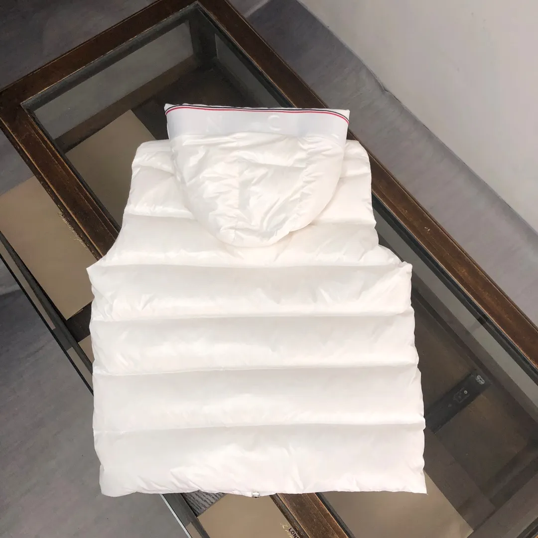 P720 Moncler 25 autumn and winter new style! Fashionable down vest! Down vest! New products are available at the counter at the same time ✨The 100% cotton fabric selected from customers has extremely superior waterproof and breathable properties, and the fabric feels very soft, smooth and shiny! The inner filling is 90% white duck down, which has excellent fluffiness and resilience, and its cold-proof performance is unquestionable! Zipper pulls with customer-supplied brand letters engraved on them show off the aura of big brands everywhere, and they look good no matter how simple and elegant you wear them! Lightweight, convenient and warm, it can be paired with sweaters or sweatshirts! Fashionable and versatile 💫 Color: black white Size: 12345