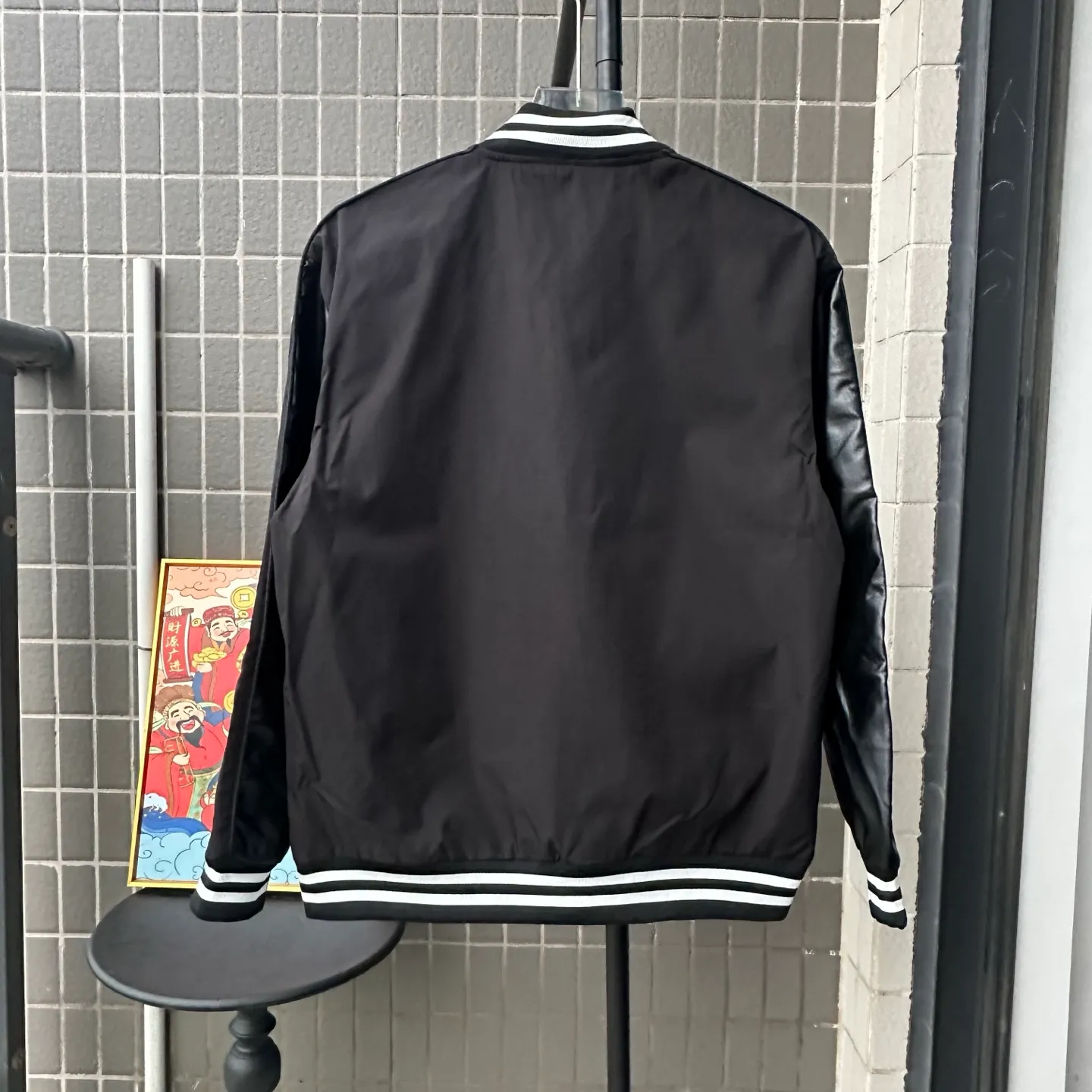 P310 Style No.: TT82 [Top version] Moncler Mouth FW25 New Wool Spliced Leather Sleeves Retro Couple Baseball Uniform Jacket Same style for men and women A symphonic poem of night and materials Wool creates a sculptural silhouette Fingertips trace the boundary between cold leather and warm wool It's like touching a carefully planned material action The yuppie poet in the boardroom was born. Pair it with black pants on commuting days to interpret a dark gentleman Wear washed jeans + dad shoes on weekends to become a street curator in Milan. Use a coat to deconstruct the rules of time and space. Woolen becomes your armor. Moncler’s black never hides ambition and only hides the harmony of power in the symphony of materials. Color: black Size: S-XL
