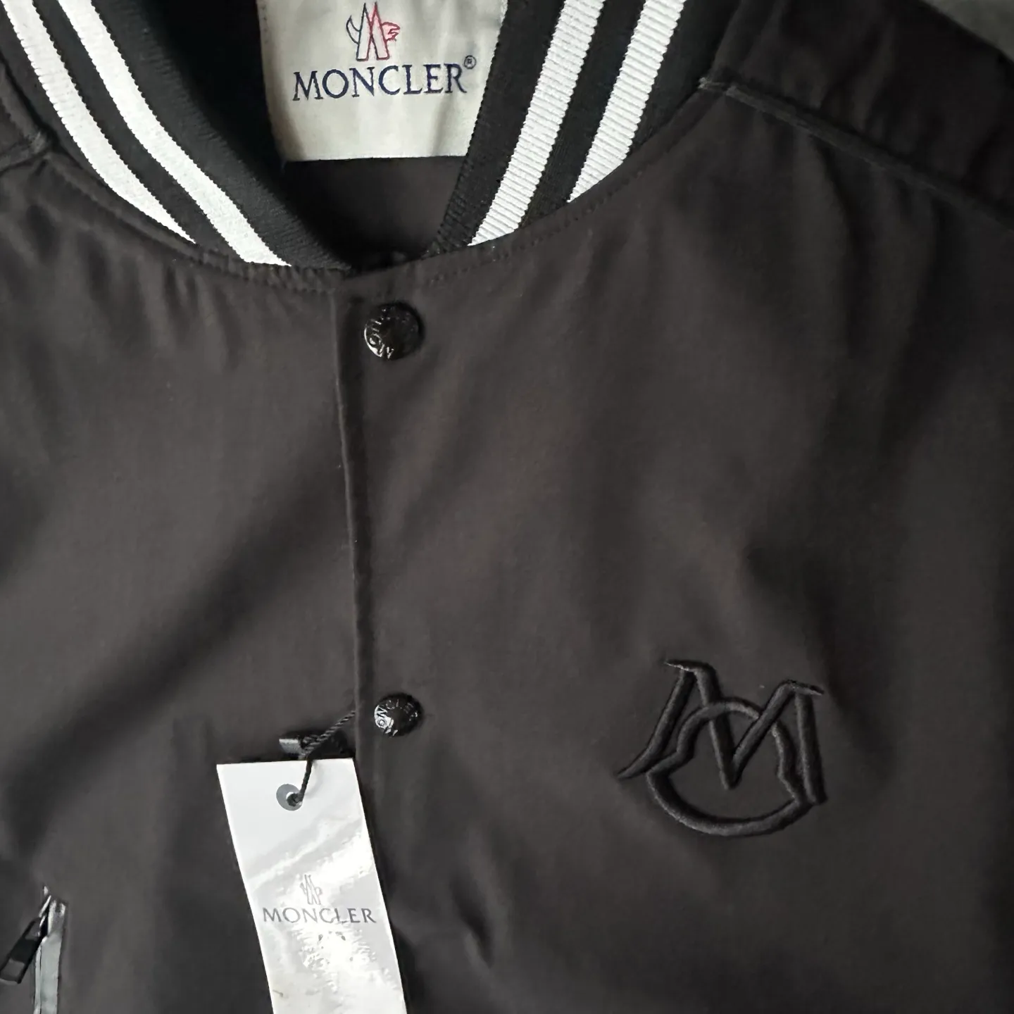 P310 Style No.: TT82 [Top version] Moncler Mouth FW25 New Wool Spliced Leather Sleeves Retro Couple Baseball Uniform Jacket Same style for men and women A symphonic poem of night and materials Wool creates a sculptural silhouette Fingertips trace the boundary between cold leather and warm wool It's like touching a carefully planned material action The yuppie poet in the boardroom was born. Pair it with black pants on commuting days to interpret a dark gentleman Wear washed jeans + dad shoes on weekends to become a street curator in Milan. Use a coat to deconstruct the rules of time and space. Woolen becomes your armor. Moncler’s black never hides ambition and only hides the harmony of power in the symphony of materials. Color: black Size: S-XL