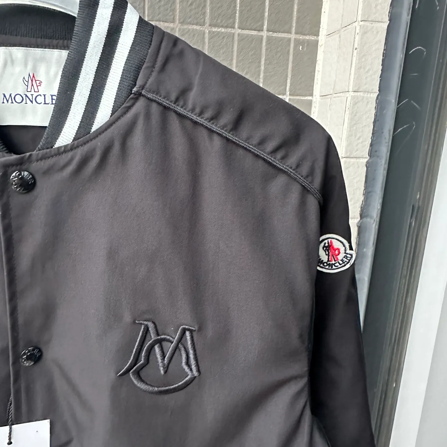 P310 Style No.: TT82 [Top version] Moncler Mouth FW25 New Wool Spliced Leather Sleeves Retro Couple Baseball Uniform Jacket Same style for men and women A symphonic poem of night and materials Wool creates a sculptural silhouette Fingertips trace the boundary between cold leather and warm wool It's like touching a carefully planned material action The yuppie poet in the boardroom was born. Pair it with black pants on commuting days to interpret a dark gentleman Wear washed jeans + dad shoes on weekends to become a street curator in Milan. Use a coat to deconstruct the rules of time and space. Woolen becomes your armor. Moncler’s black never hides ambition and only hides the harmony of power in the symphony of materials. Color: black Size: S-XL