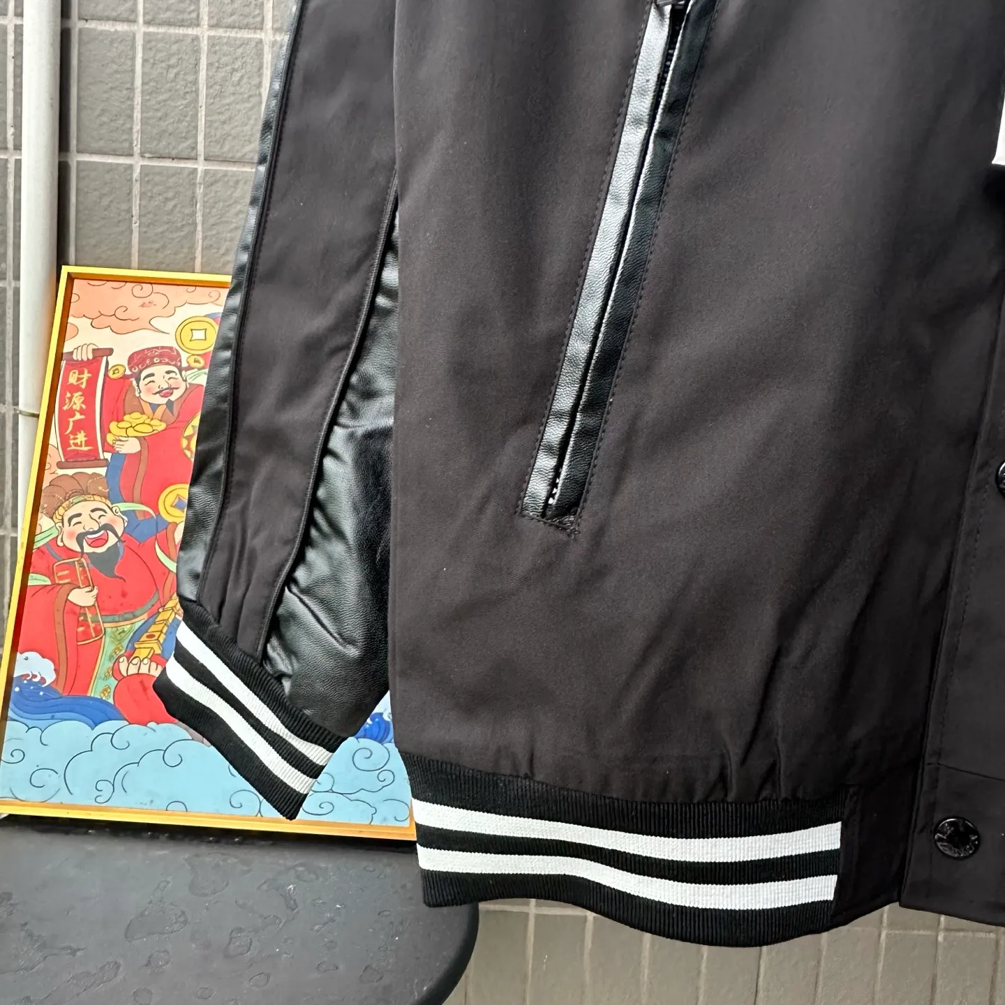P310 Style No.: TT82 [Top version] Moncler Mouth FW25 New Wool Spliced Leather Sleeves Retro Couple Baseball Uniform Jacket Same style for men and women A symphonic poem of night and materials Wool creates a sculptural silhouette Fingertips trace the boundary between cold leather and warm wool It's like touching a carefully planned material action The yuppie poet in the boardroom was born. Pair it with black pants on commuting days to interpret a dark gentleman Wear washed jeans + dad shoes on weekends to become a street curator in Milan. Use a coat to deconstruct the rules of time and space. Woolen becomes your armor. Moncler’s black never hides ambition and only hides the harmony of power in the symphony of materials. Color: black Size: S-XL