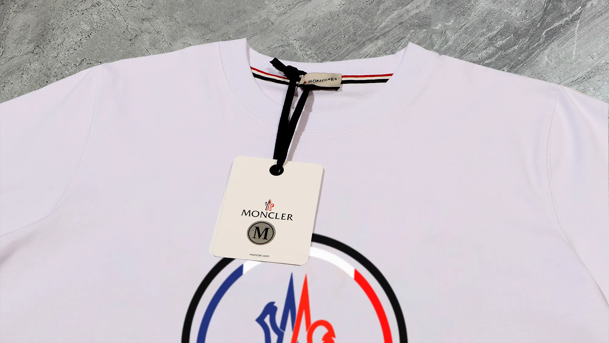 P210 High-version sweatshirt) [Long-term stock] 〖𝐌𝐎𝐍𝐂𝐋𝐄𝐑~Mask〗 Made of 440g heavy-weight fabric. It is different from the market currency. It can be matched with any variety and is properly handsome. 😎The whole dress is made of double waistcoats. The double waistcoats make the whole dress more three-dimensional. Not ordinary factories can do such fine work. 2025 Spring catwalk version of the T stage, on sale at the counter, exquisitely printed round neck terry sweatshirt, high-end double-ply cotton, custom-made stretch ribs, dyed in the same vat, complete with three standards, matched with digital printing patterns and very breathable, same style for men and women, color: black, white, apricot, size: S M L XL 2XL