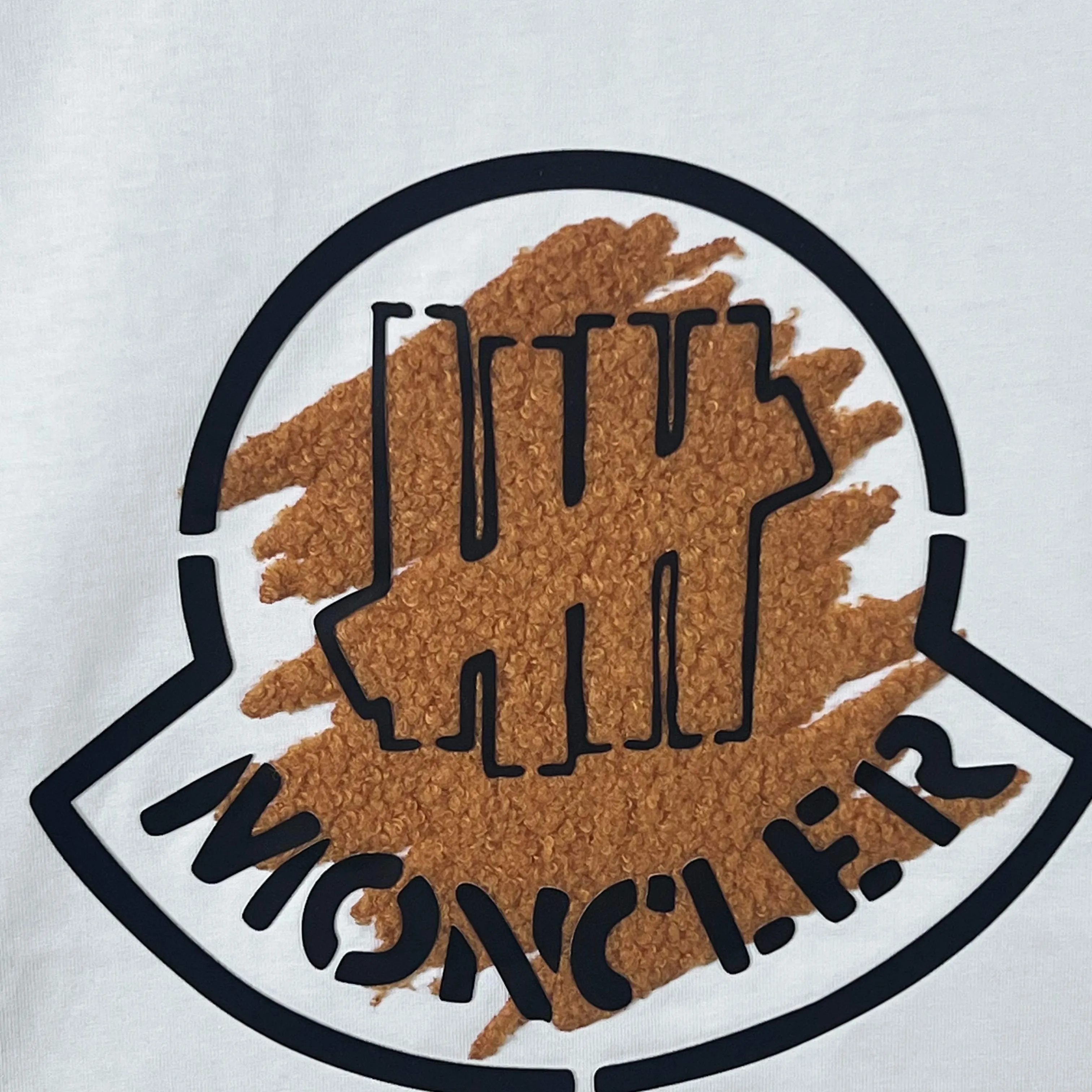 P230 (Next day shipping) MONCLER/Mousse 2025Fw new autumn and winter 400g pullover round neck long-sleeved sweatshirt Velvet splicing letter logo embossed technology Same style for men and women Brand classic Pure cotton fabric Official synchronization High version High quality Fashion personality Versatile trend Pure original quality Original fabric Hang tag Collar label Washed wheat Three labels complete Color: Black. White. Size: S-XL