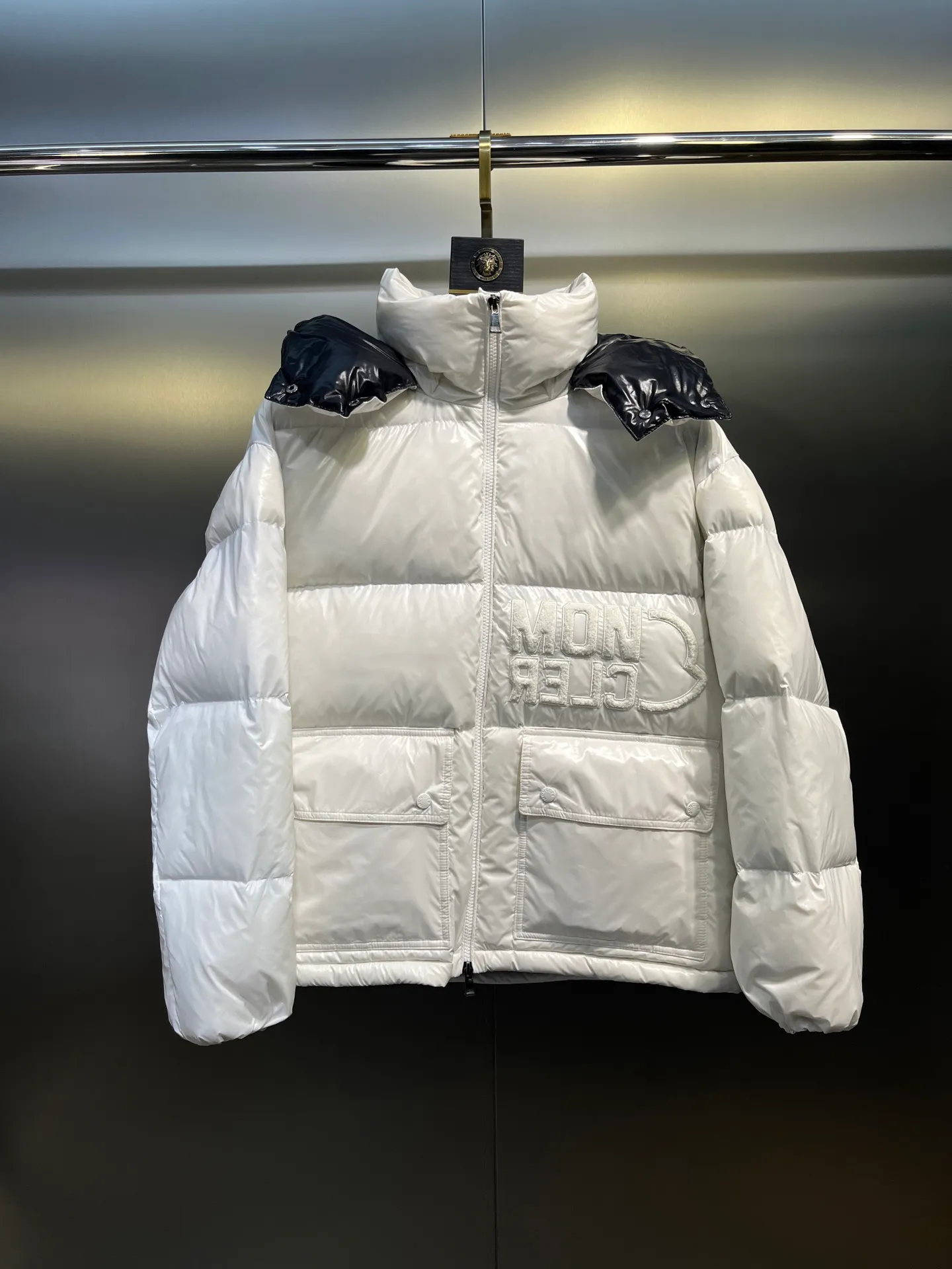 P760 moncler 🌟Moncler FW25 Abbaye short down jacket The Abbaye short jacket is made of iconic patented nylon, highlighting the fashion essence of Moncler. Featuring rectangular quilting and a contrasting lining that refreshes the removable hood. Terry knit logo embroidery adds a unique touch, making the garment instantly recognizable. Material process analysis: 1️⃣Original Nfc inductive anti-counterfeiting chip 2️⃣National standard 95% European standard pure white goose down, exclusive use of top down on the market 3️⃣Fabric: 100% nylon; Lining: 100% nylon, one of the best on the market, everything is customized according to the original version. 4⃣️The electroplated hardware is produced by the original processing factory, all customized by the original factory, and is not a replica of various types on the market. 5⃣️Produced by a certain Lang factory, it has always been unambiguous in terms of quality. Everyone knows about the workmanship, QA and Qc quality inspection of the workers when shipping from large factories. It is not comparable to small factories in the market. Mouth-mounted down jackets, let’s not brag, there is almost no one that can do better than us! Make an original product with care, so that every customer has the confidence to introduce it to his customers: This is the top replica version in China. Good products do not need too many soft articles to set off, only junk products will boast: the original ZP uses thousands of words to impress consumers! Although it is an F product, it is not inferior to ZP!  Color: white pink, white black, black, khaki, pink Size: 0123