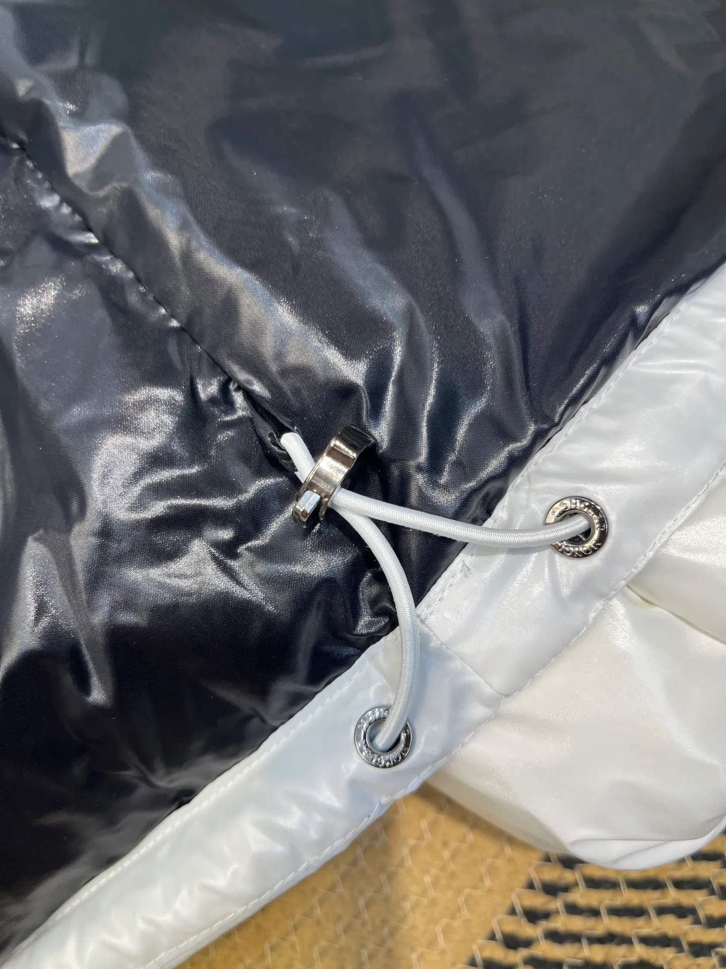 P760 moncler 🌟Moncler FW25 Abbaye short down jacket The Abbaye short jacket is made of iconic patented nylon, highlighting the fashion essence of Moncler. Featuring rectangular quilting and a contrasting lining that refreshes the removable hood. Terry knit logo embroidery adds a unique touch, making the garment instantly recognizable. Material process analysis: 1️⃣Original Nfc inductive anti-counterfeiting chip 2️⃣National standard 95% European standard pure white goose down, exclusive use of top down on the market 3️⃣Fabric: 100% nylon; Lining: 100% nylon, one of the best on the market, everything is customized according to the original version. 4⃣️The electroplated hardware is produced by the original processing factory, all customized by the original factory, and is not a replica of various types on the market. 5⃣️Produced by a certain Lang factory, it has always been unambiguous in terms of quality. Everyone knows about the workmanship, QA and Qc quality inspection of the workers when shipping from large factories. It is not comparable to small factories in the market. Mouth-mounted down jackets, let’s not brag, there is almost no one that can do better than us! Make an original product with care, so that every customer has the confidence to introduce it to his customers: This is the top replica version in China. Good products do not need too many soft articles to set off, only junk products will boast: the original ZP uses thousands of words to impress consumers! Although it is an F product, it is not inferior to ZP!  Color: white pink, white black, black, khaki, pink Size: 0123