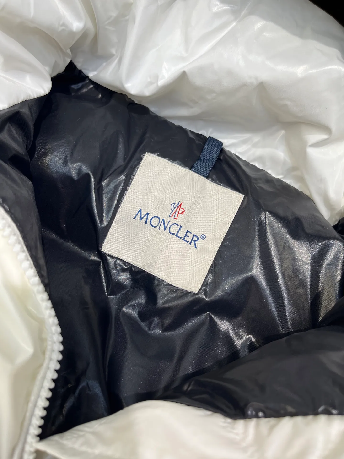 P760 moncler 🌟Moncler FW25 Abbaye short down jacket The Abbaye short jacket is made of iconic patented nylon, highlighting the fashion essence of Moncler. Featuring rectangular quilting and a contrasting lining that refreshes the removable hood. Terry knit logo embroidery adds a unique touch, making the garment instantly recognizable. Material process analysis: 1️⃣Original Nfc inductive anti-counterfeiting chip 2️⃣National standard 95% European standard pure white goose down, exclusive use of top down on the market 3️⃣Fabric: 100% nylon; Lining: 100% nylon, one of the best on the market, everything is customized according to the original version. 4⃣️The electroplated hardware is produced by the original processing factory, all customized by the original factory, and is not a replica of various types on the market. 5⃣️Produced by a certain Lang factory, it has always been unambiguous in terms of quality. Everyone knows about the workmanship, QA and Qc quality inspection of the workers when shipping from large factories. It is not comparable to small factories in the market. Mouth-mounted down jackets, let’s not brag, there is almost no one that can do better than us! Make an original product with care, so that every customer has the confidence to introduce it to his customers: This is the top replica version in China. Good products do not need too many soft articles to set off, only junk products will boast: the original ZP uses thousands of words to impress consumers! Although it is an F product, it is not inferior to ZP!  Color: white pink, white black, black, khaki, pink Size: 0123