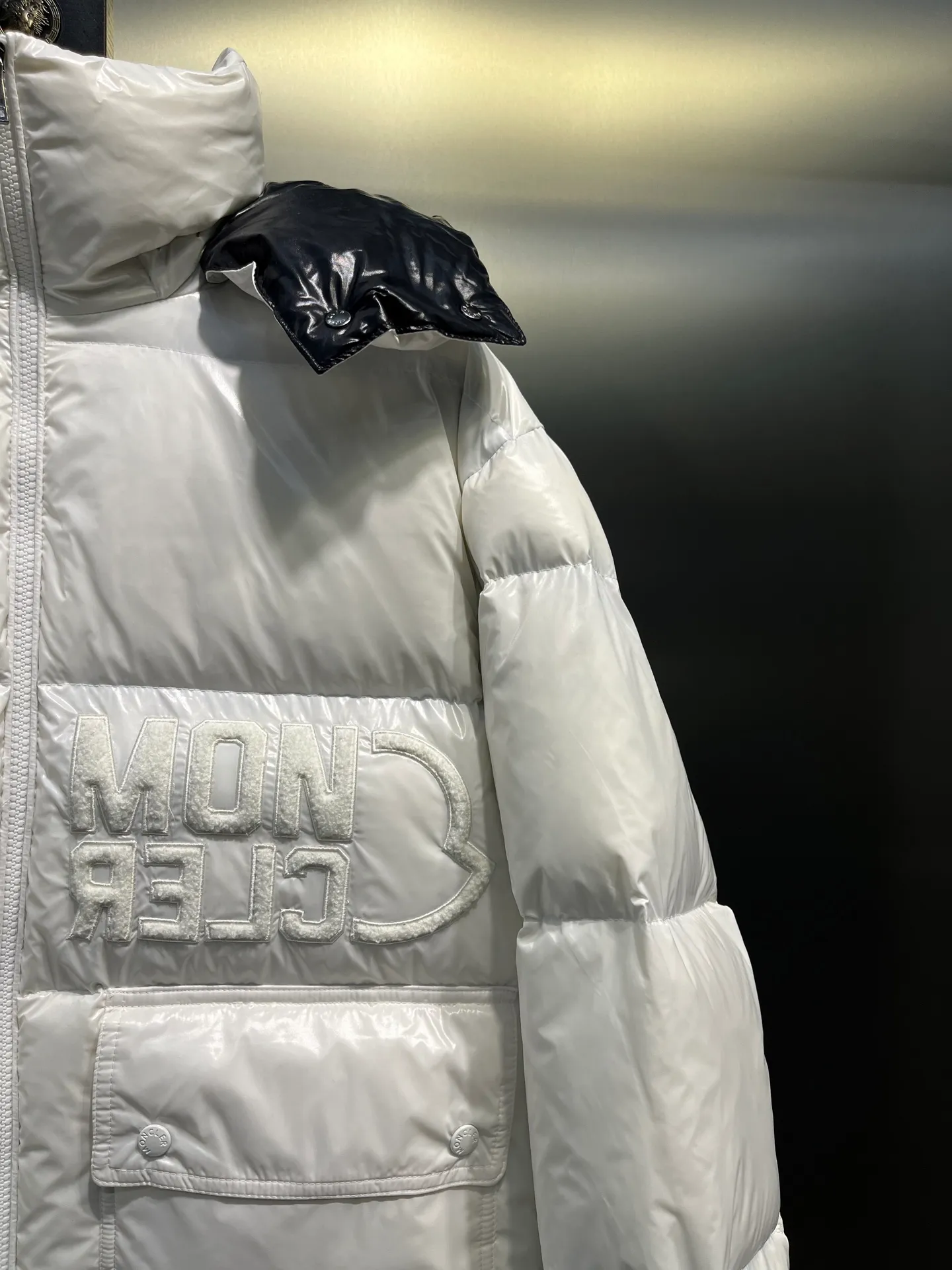 P760 moncler 🌟Moncler FW25 Abbaye short down jacket The Abbaye short jacket is made of iconic patented nylon, highlighting the fashion essence of Moncler. Featuring rectangular quilting and a contrasting lining that refreshes the removable hood. Terry knit logo embroidery adds a unique touch, making the garment instantly recognizable. Material process analysis: 1️⃣Original Nfc inductive anti-counterfeiting chip 2️⃣National standard 95% European standard pure white goose down, exclusive use of top down on the market 3️⃣Fabric: 100% nylon; Lining: 100% nylon, one of the best on the market, everything is customized according to the original version. 4⃣️The electroplated hardware is produced by the original processing factory, all customized by the original factory, and is not a replica of various types on the market. 5⃣️Produced by a certain Lang factory, it has always been unambiguous in terms of quality. Everyone knows about the workmanship, QA and Qc quality inspection of the workers when shipping from large factories. It is not comparable to small factories in the market. Mouth-mounted down jackets, let’s not brag, there is almost no one that can do better than us! Make an original product with care, so that every customer has the confidence to introduce it to his customers: This is the top replica version in China. Good products do not need too many soft articles to set off, only junk products will boast: the original ZP uses thousands of words to impress consumers! Although it is an F product, it is not inferior to ZP!  Color: white pink, white black, black, khaki, pink Size: 0123