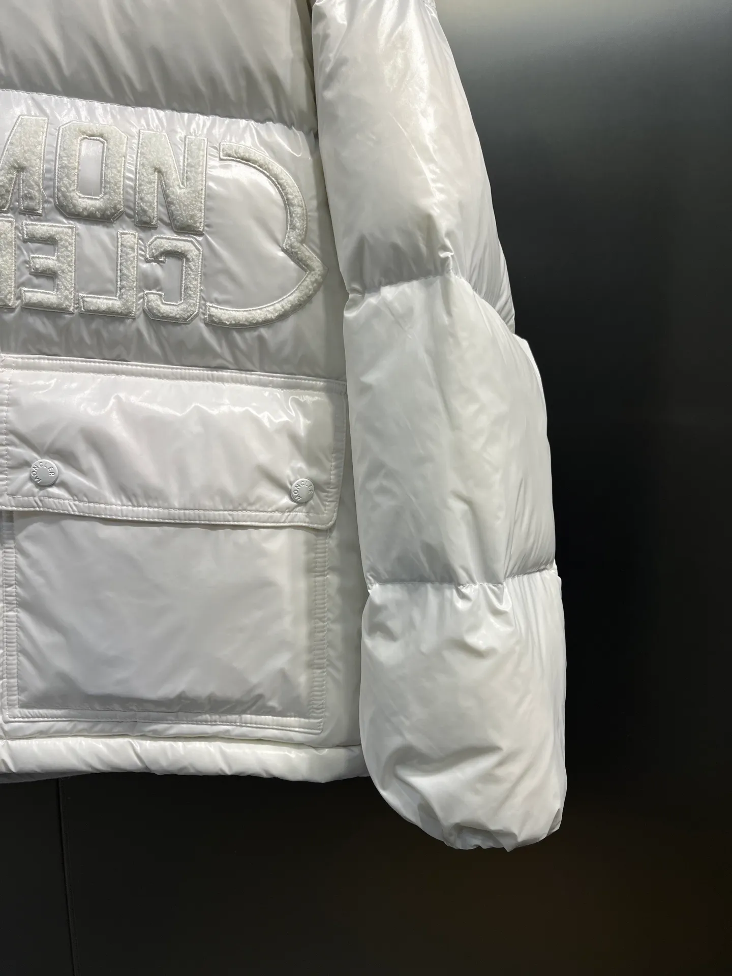 P760 moncler 🌟Moncler FW25 Abbaye short down jacket The Abbaye short jacket is made of iconic patented nylon, highlighting the fashion essence of Moncler. Featuring rectangular quilting and a contrasting lining that refreshes the removable hood. Terry knit logo embroidery adds a unique touch, making the garment instantly recognizable. Material process analysis: 1️⃣Original Nfc inductive anti-counterfeiting chip 2️⃣National standard 95% European standard pure white goose down, exclusive use of top down on the market 3️⃣Fabric: 100% nylon; Lining: 100% nylon, one of the best on the market, everything is customized according to the original version. 4⃣️The electroplated hardware is produced by the original processing factory, all customized by the original factory, and is not a replica of various types on the market. 5⃣️Produced by a certain Lang factory, it has always been unambiguous in terms of quality. Everyone knows about the workmanship, QA and Qc quality inspection of the workers when shipping from large factories. It is not comparable to small factories in the market. Mouth-mounted down jackets, let’s not brag, there is almost no one that can do better than us! Make an original product with care, so that every customer has the confidence to introduce it to his customers: This is the top replica version in China. Good products do not need too many soft articles to set off, only junk products will boast: the original ZP uses thousands of words to impress consumers! Although it is an F product, it is not inferior to ZP!  Color: white pink, white black, black, khaki, pink Size: 0123